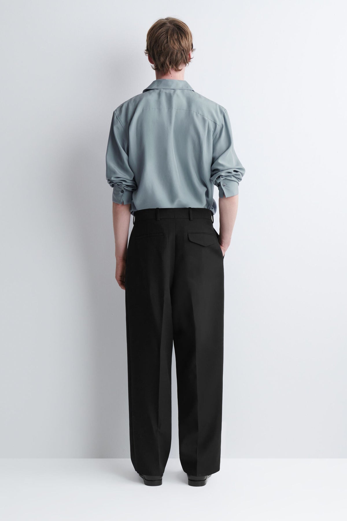 PANTALONES DE MEZCLA DE LANA CON CORTE RELAJADO Y PIERNA RECTA - NEGRO