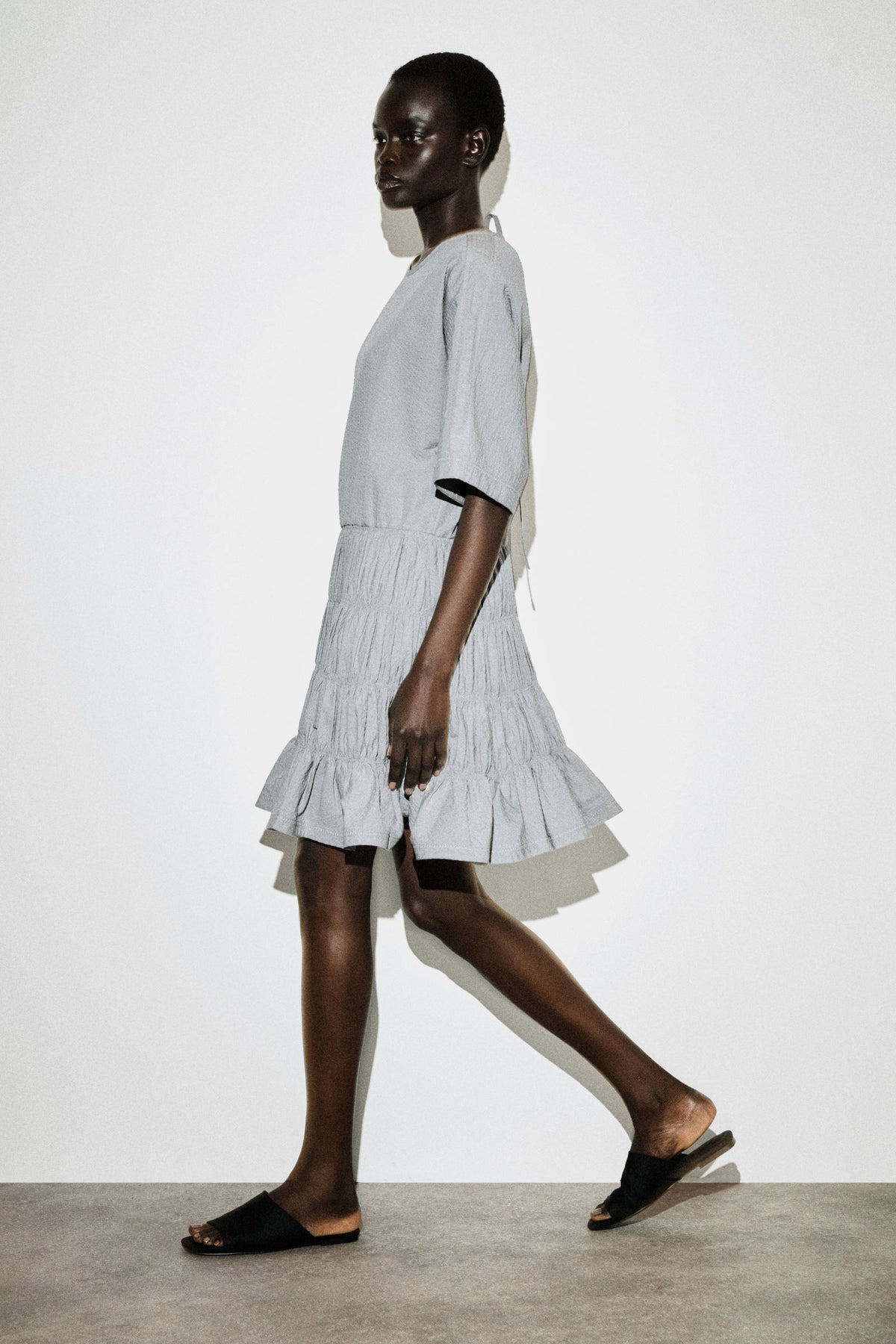 VESTIDO MINI DE SEERSUCKER FRUNCIDO - GRIS - StillMedia/Lookbook