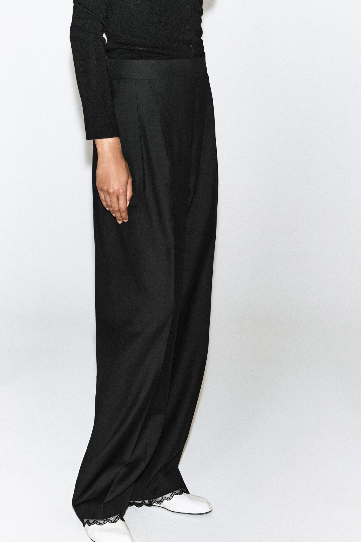 PANTALONES DE LANA TAPERED CON DETALLES DE ENCAJE - NEGRO - StillMedia/Lookbook