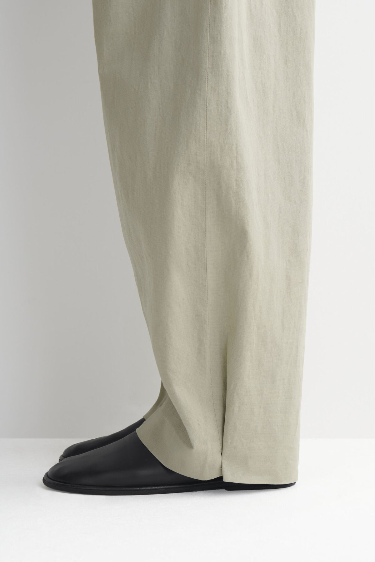 PANTALONES DE ALGODÓN Y LINO DE CORTE RELAJADO Y PIERNA BARREL - KAKI
