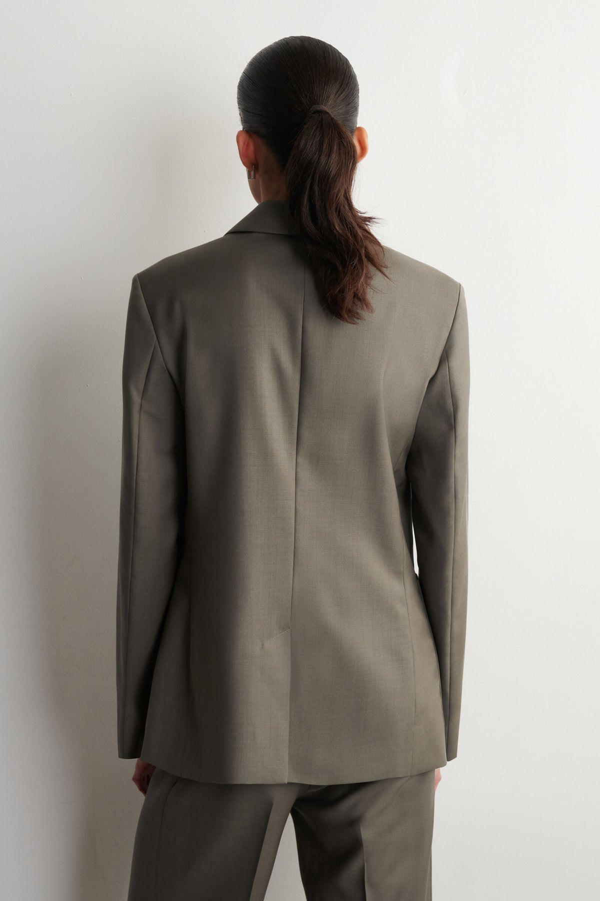 BLAZER DE LANA DE SARGA CON BOTONADURA CRUZADA - TAUPE - StillMedia/Lookbook