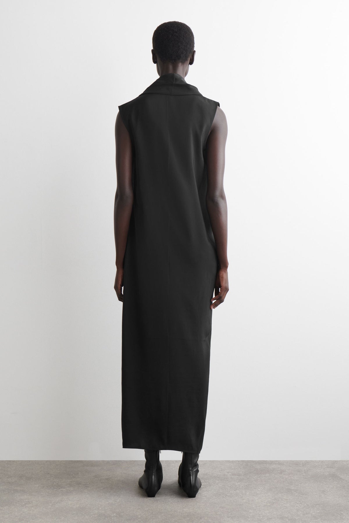 VESTIDO MIDI CON DRAPEADO Y VOLANTES - NEGRO - StillMedia/Lookbook