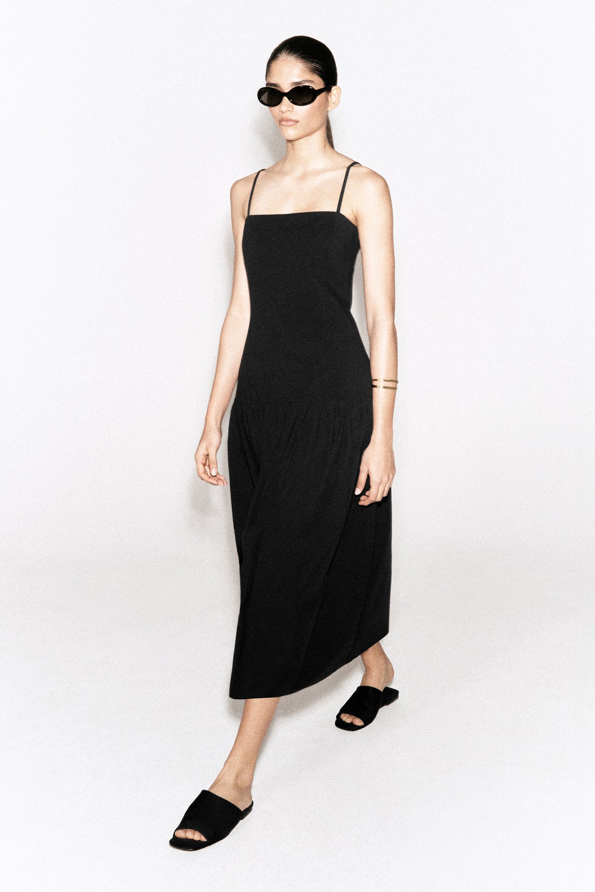 VESTIDO MIDI ESCULTÓRICO CON CINTURA CAÍDA - NEGRO