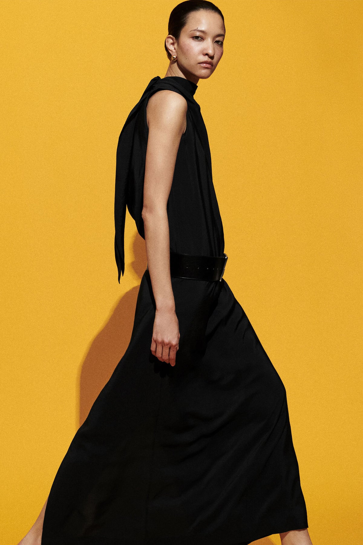 VESTIDO MAXI CON CUELLO ALTO Y DETALLE DE LAZO - NEGRO - StillMedia/Environmental