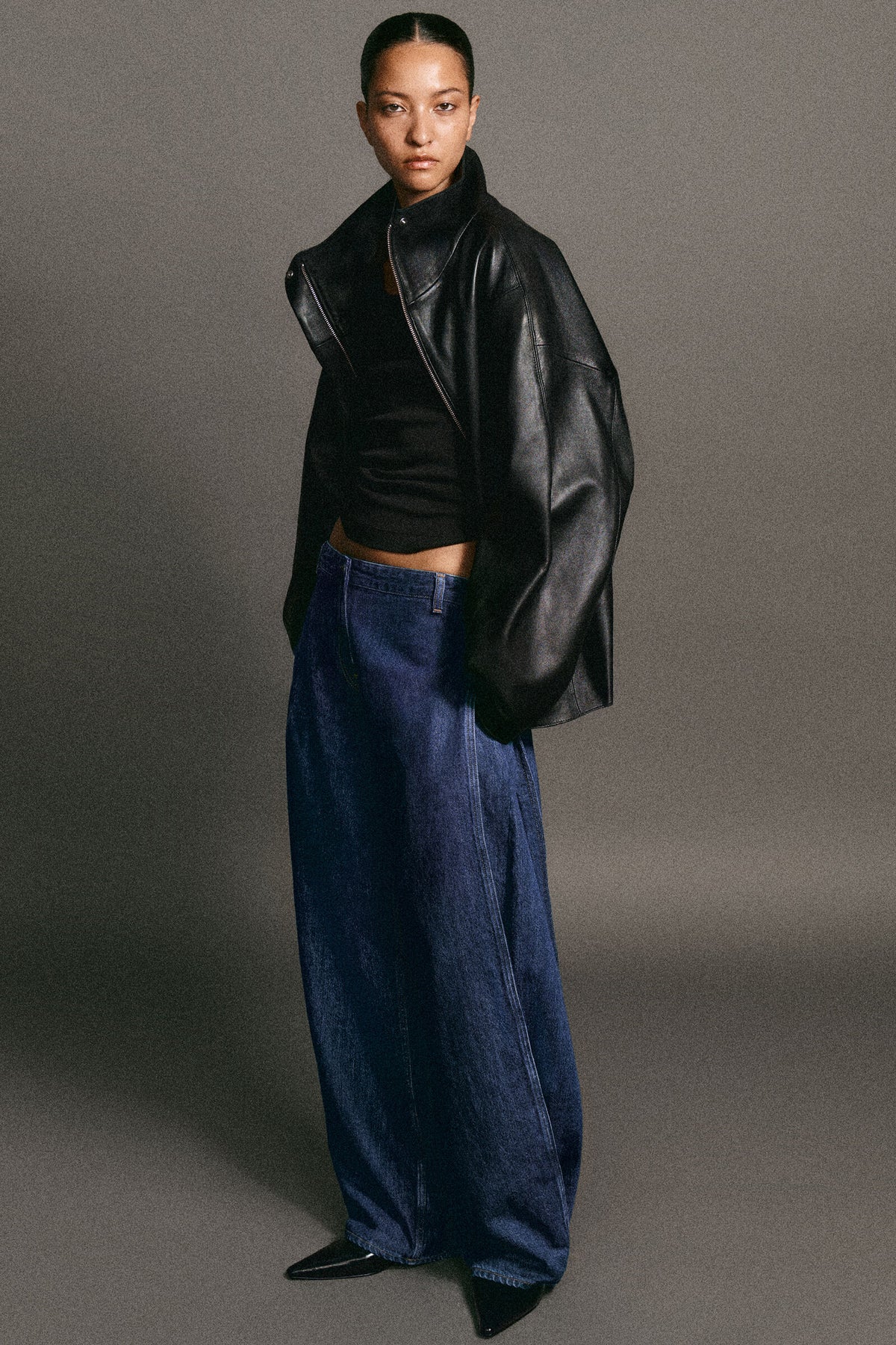 CHAQUETA DE CUERO CON CUELLO DE EMBUDO - NEGROn | Lookbook