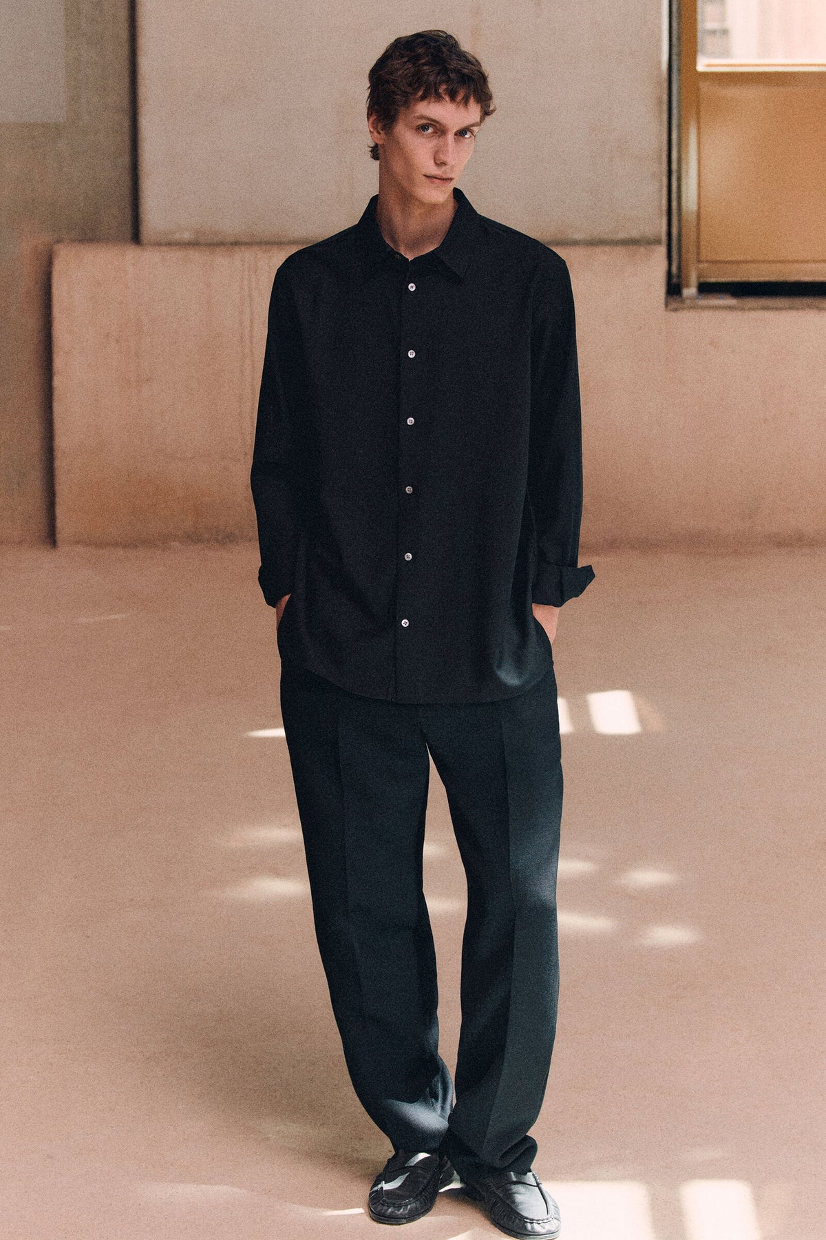 PANTALONES TAPERED DE MEZCLA DE LANA CON PLIEGUES - NEGRO | Lookbook