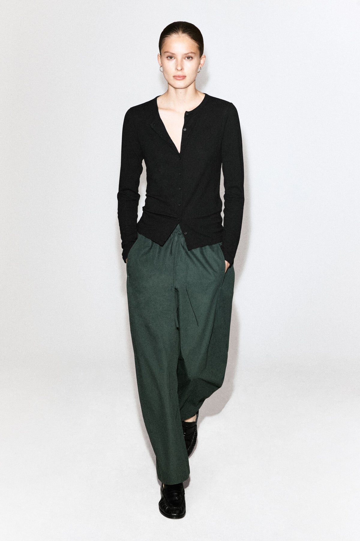 PANTALONES ELÁSTICOS DE PIERNA BARREL - VERDE OSCURO