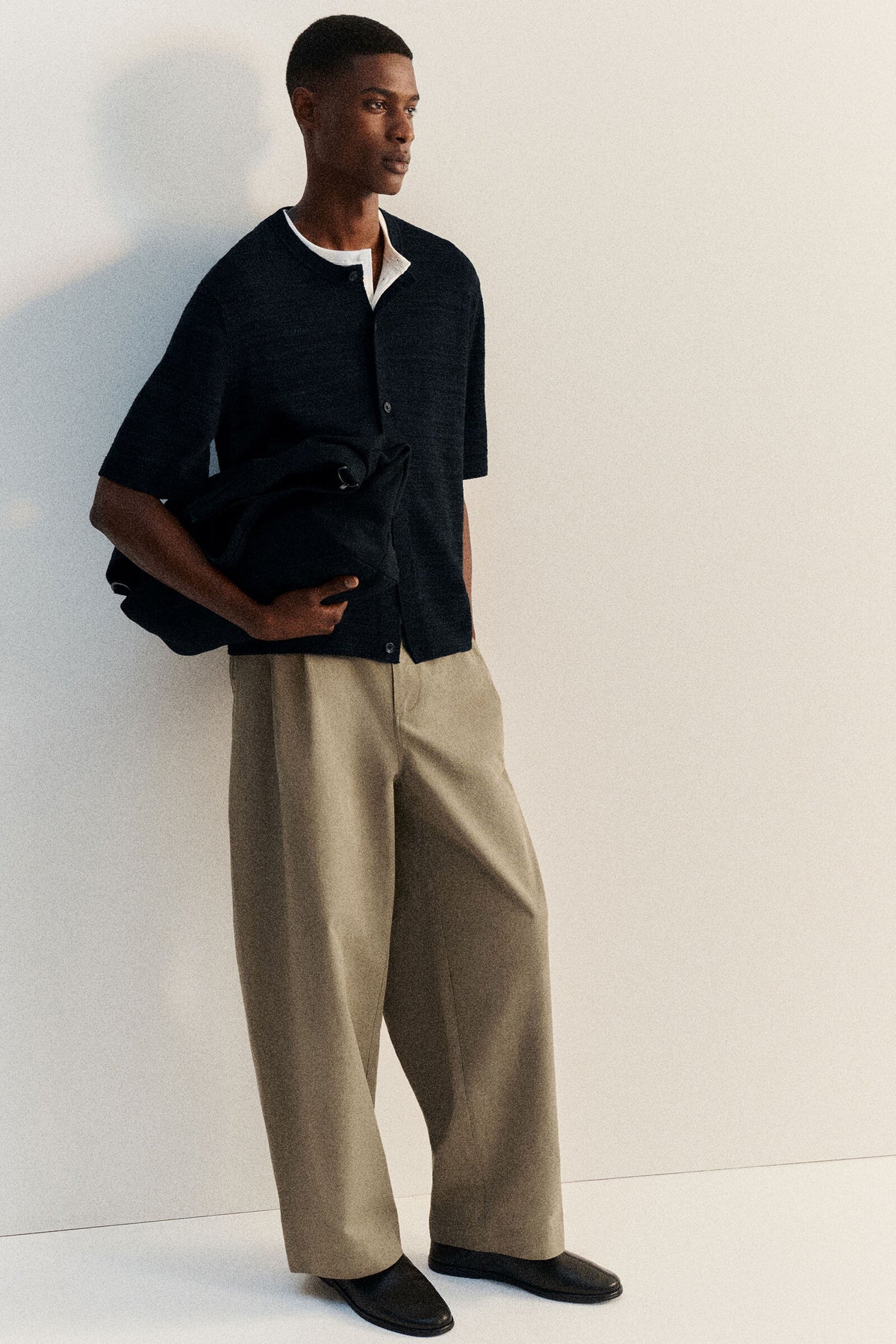 PANTALONES DE ALGODÓN DE CORTE RELAJADO Y PIERNA BARREL - BEIGE | Lookbook