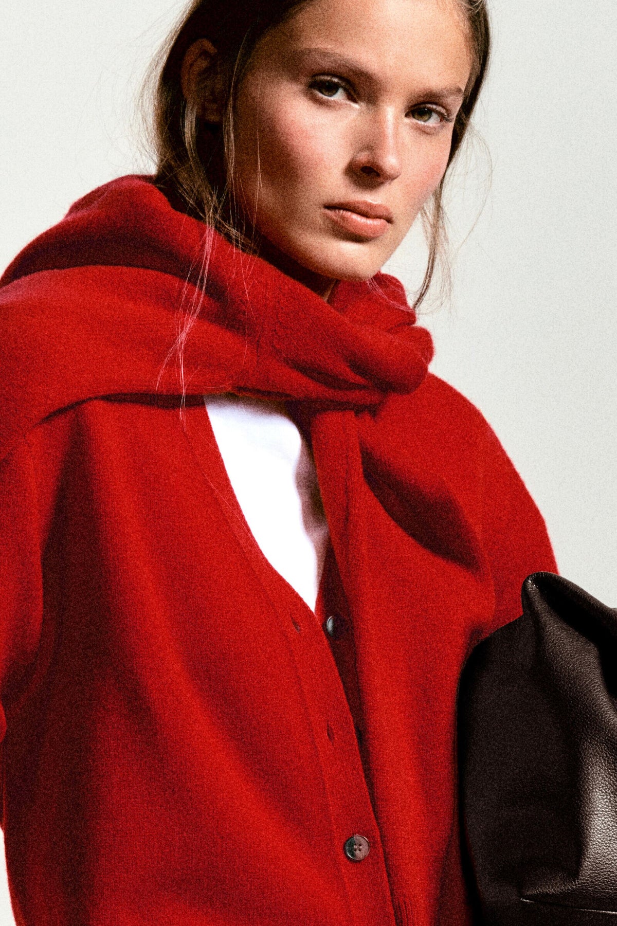 CÁRDIGAN DE LANA MERINO CON CUELLO EN V - ROJO | Lookbook