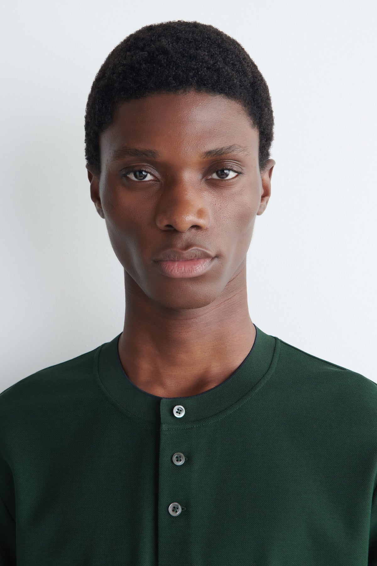 CAMISETA HENLEY DE ALGODÓN PIQUÉ CON CONTRASTE - VERDE BOSQUE