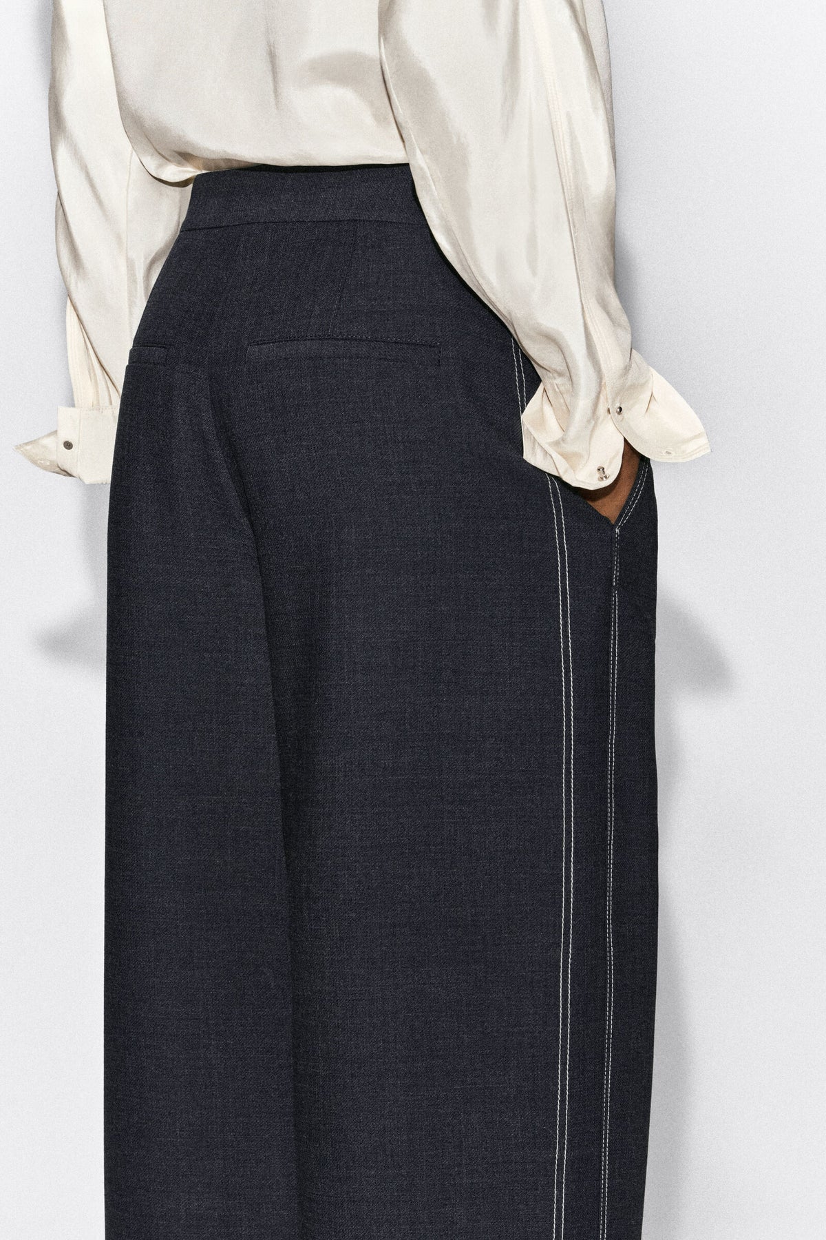 PANTALONES DE PIERNA BARREL CON COSTURAS - CARBÓN