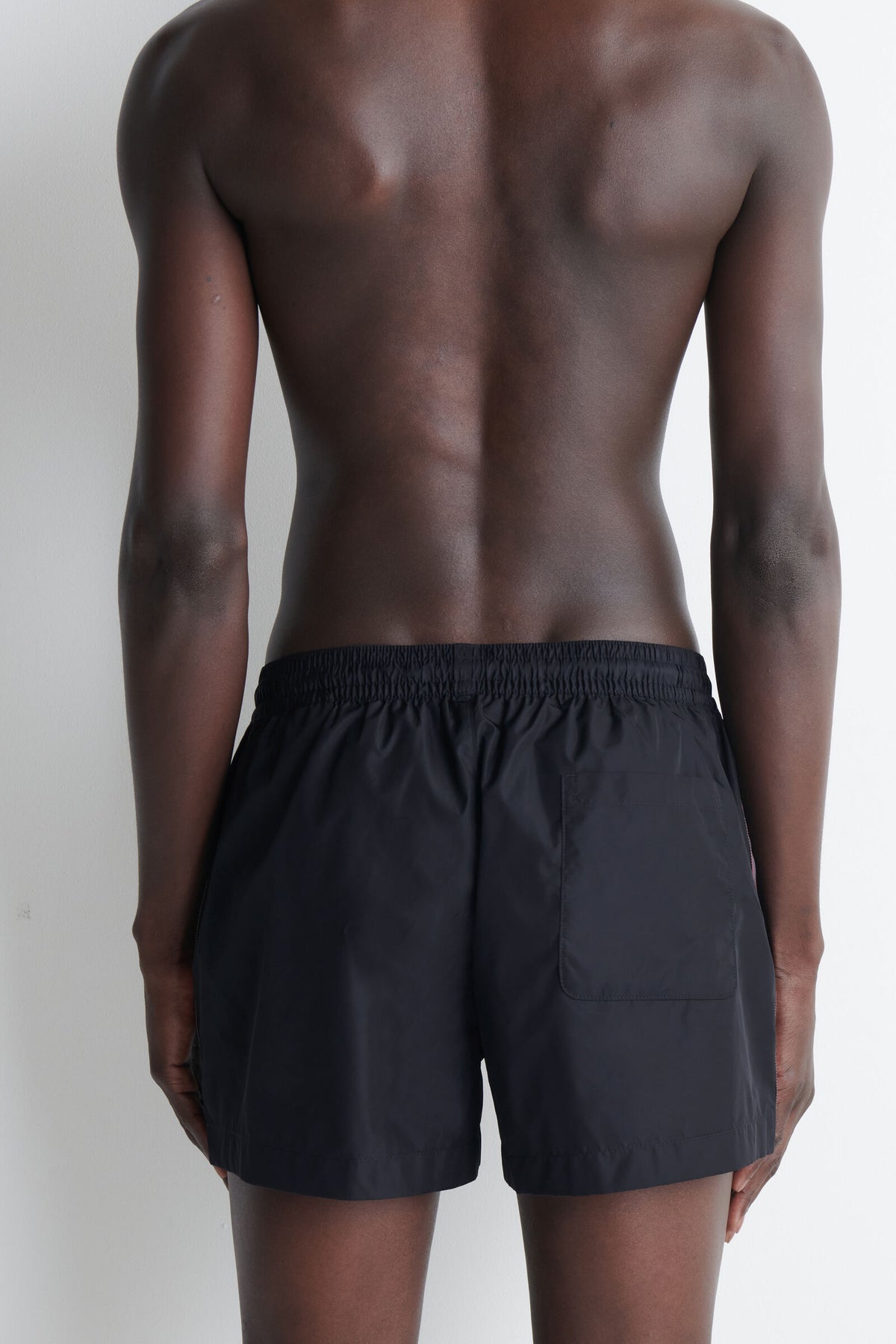 SHORTS DE BAÑO CON DETALLE DE RAYAS - AZUL MARINO