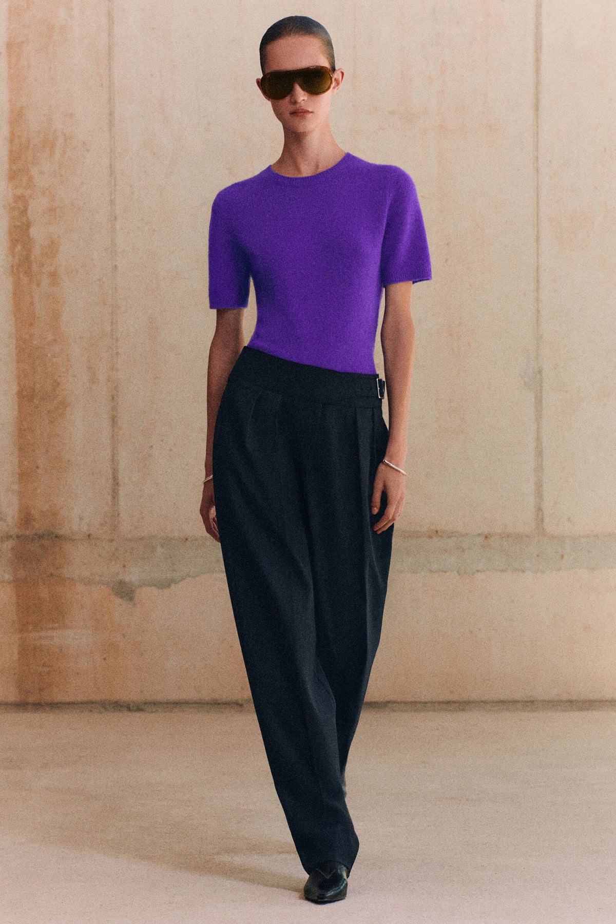 PANTALONES DE PIERNA BARREL CON FAJÍN - NEGRO | Lookbook