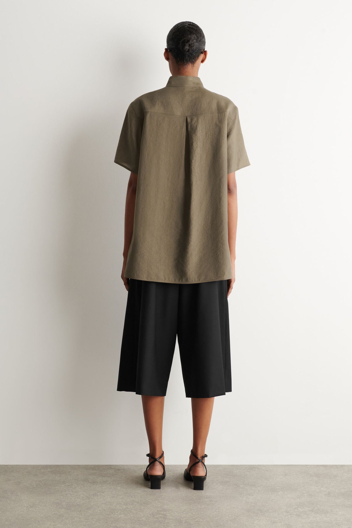 CAMISA FLUIDA DE CUELLO ALTO - MARRÓN CLARO