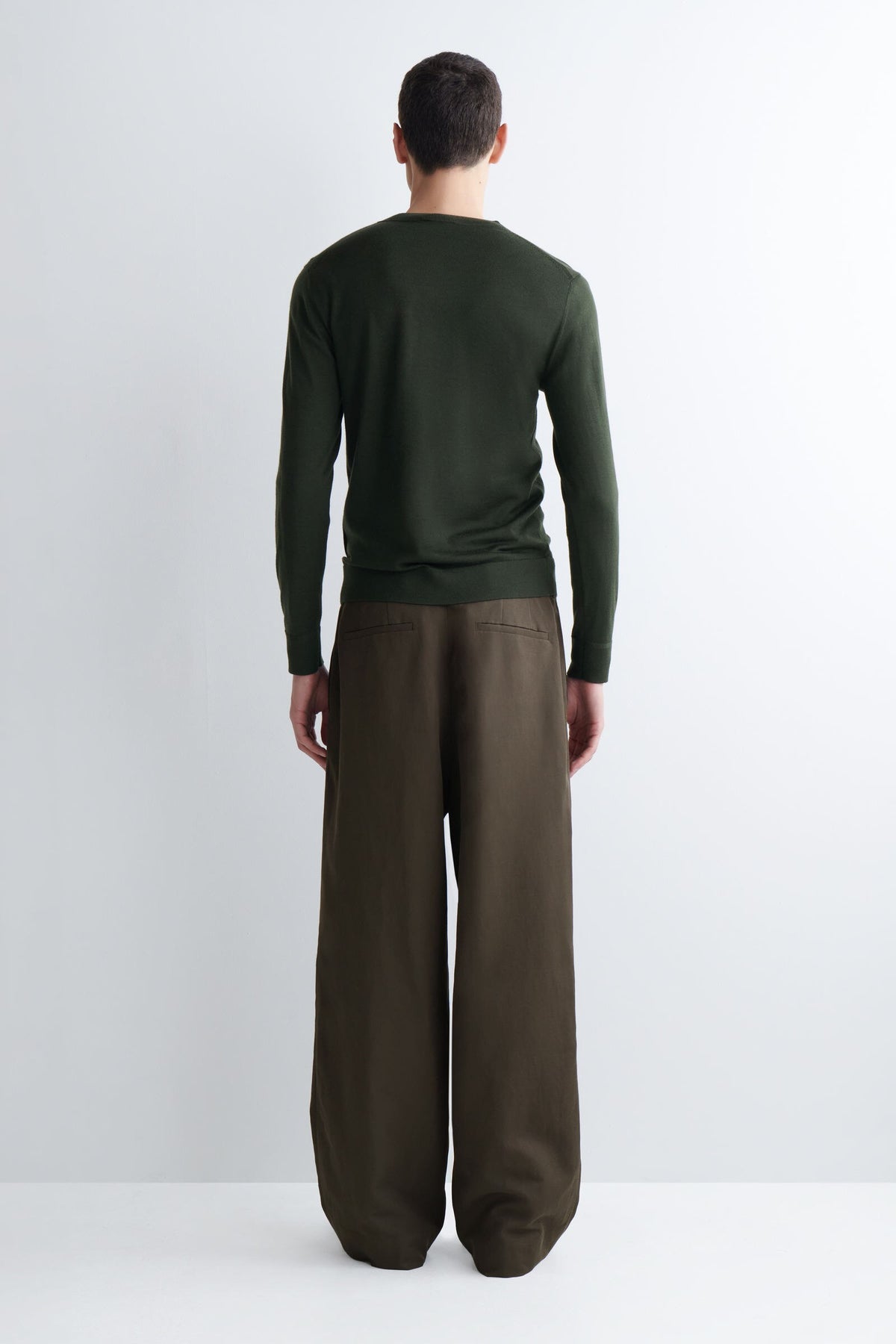PANTALONES DE LINO DE CORTE RELAJADO Y PIERNA ANCHA - MARRÓN OSCURO - StillMedia/Lookbook