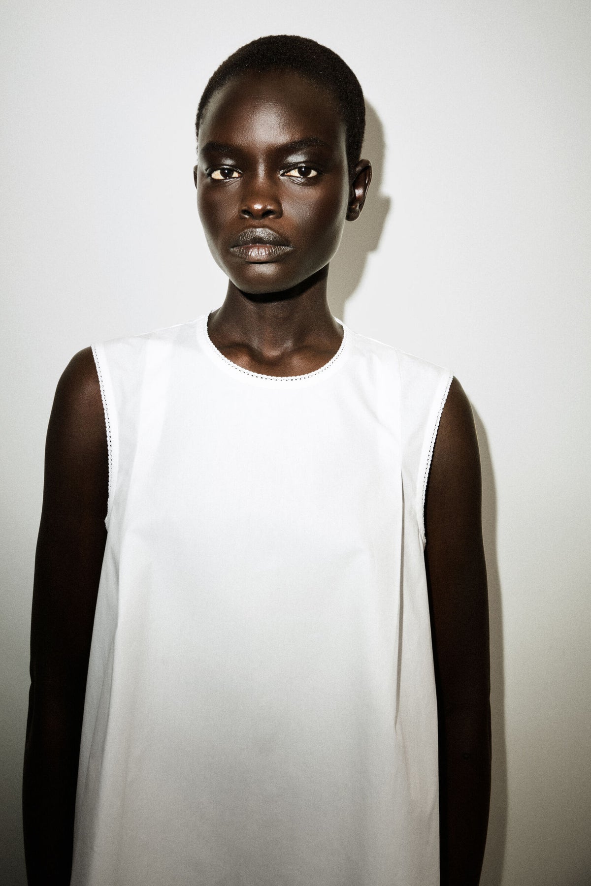 VESTIDO MINI PLISADO CON PICOS - BLANCO - StillMedia/Lookbook