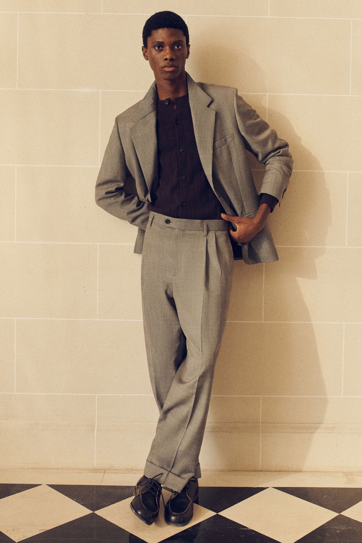 PANTALONES TAPERED RELAJADOS DE LANA TEXTURIZADA A CUADROS - BEIGE / CUADROS | Lookbook