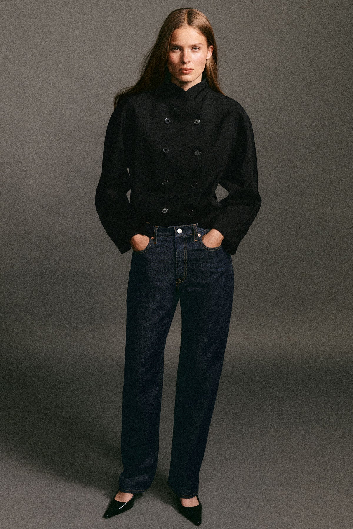 CHAQUETA ESCULPIDA CON CUELLO ALTO - NEGRO | Lookbook