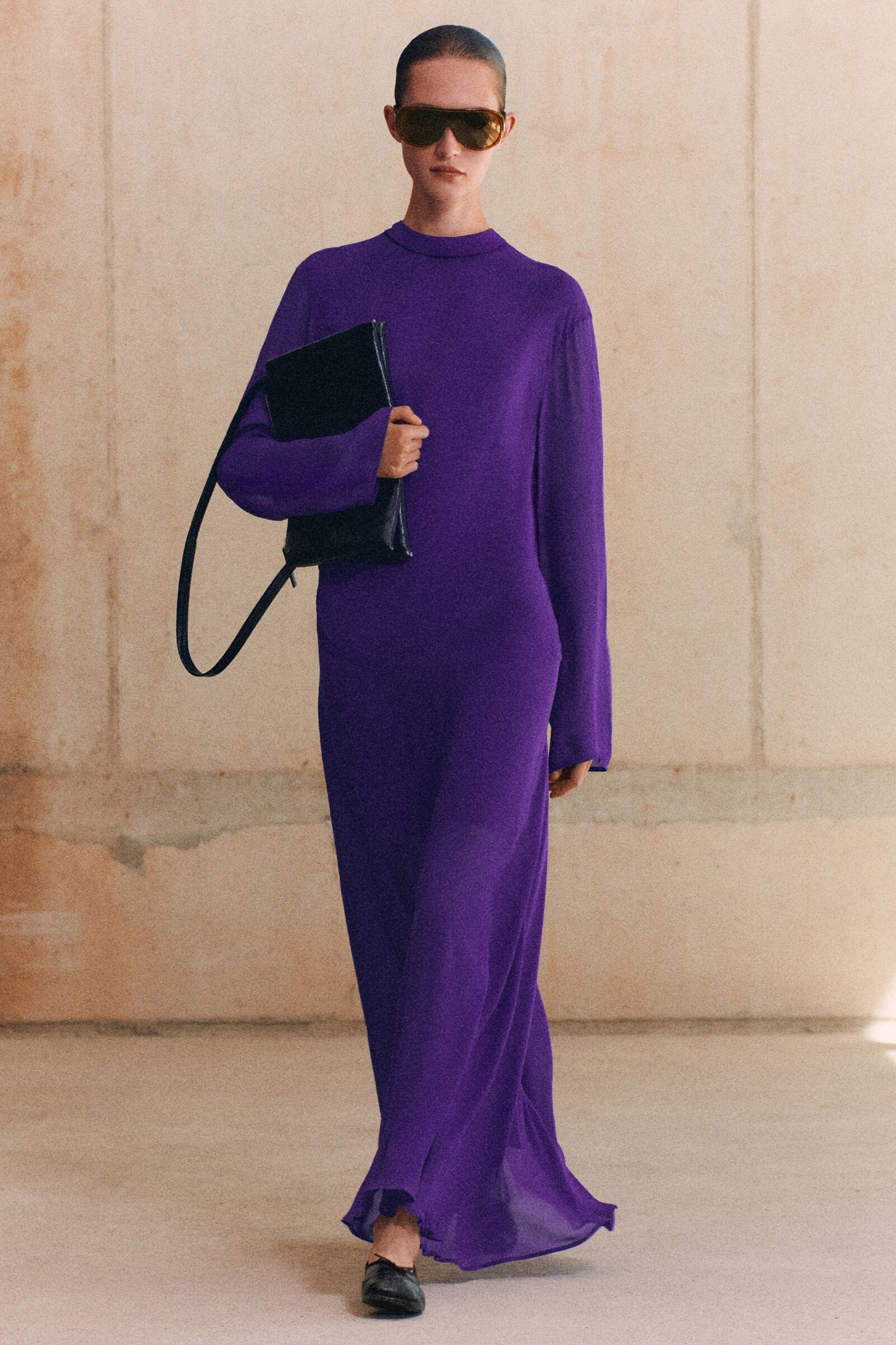 VESTIDO MIDI DRAPEADO DE CUELLO ALTO - MORADO | Lookbook