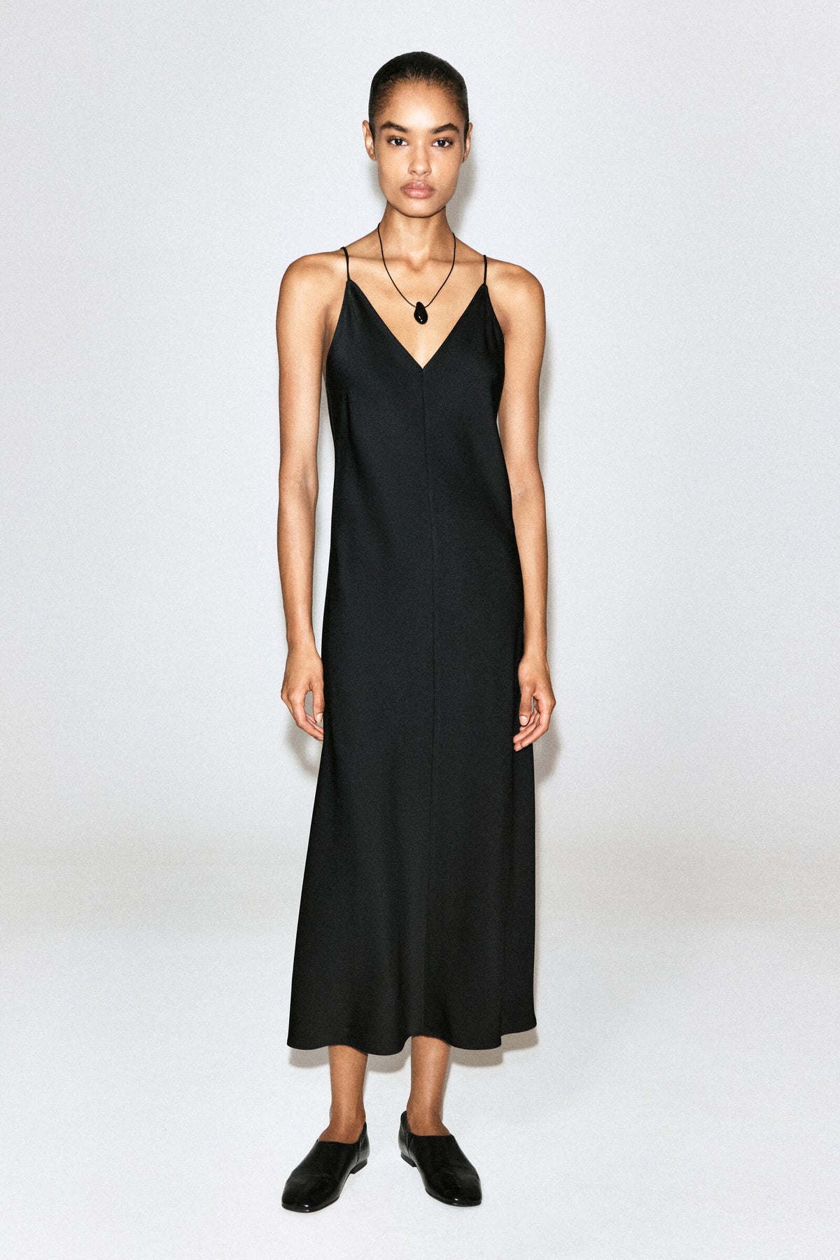 VESTIDO MIDI DE CREPÉ - NEGRO