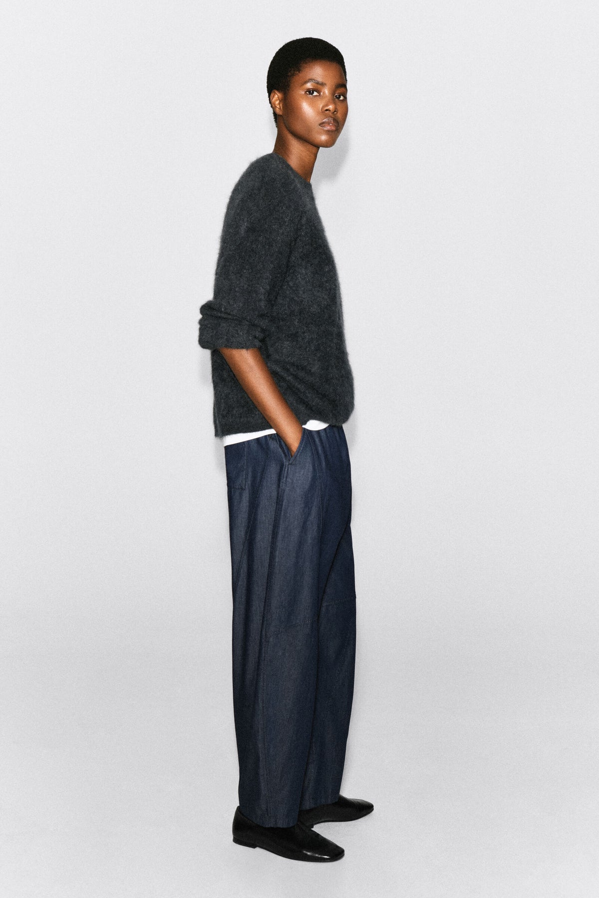 PANTALONES DE MEZCLILLA CON PIERNA BARREL Y ELÁSTICO - AZUL OSCURO