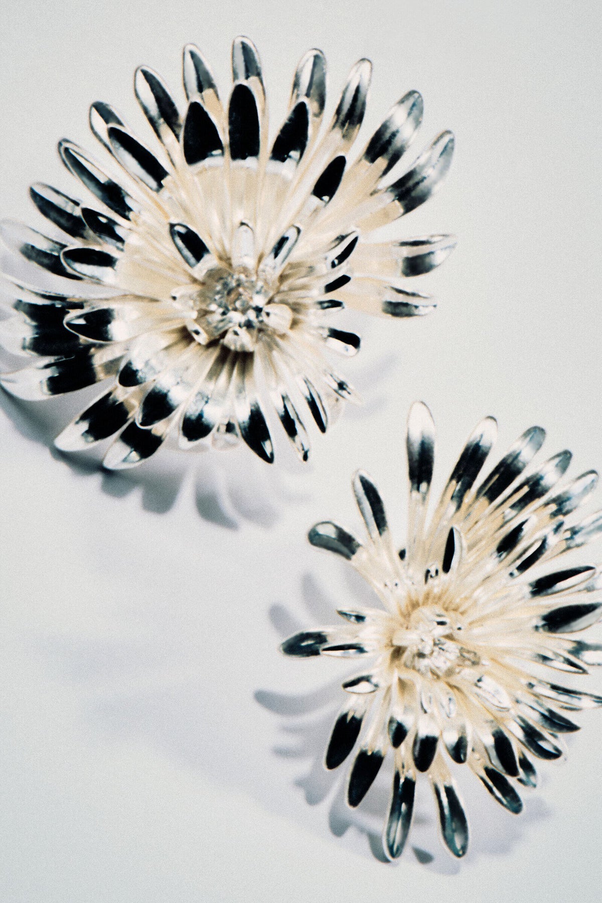 ARETES FLORALES ABSTRACTOS ASIMÉTRICOS - PLATA