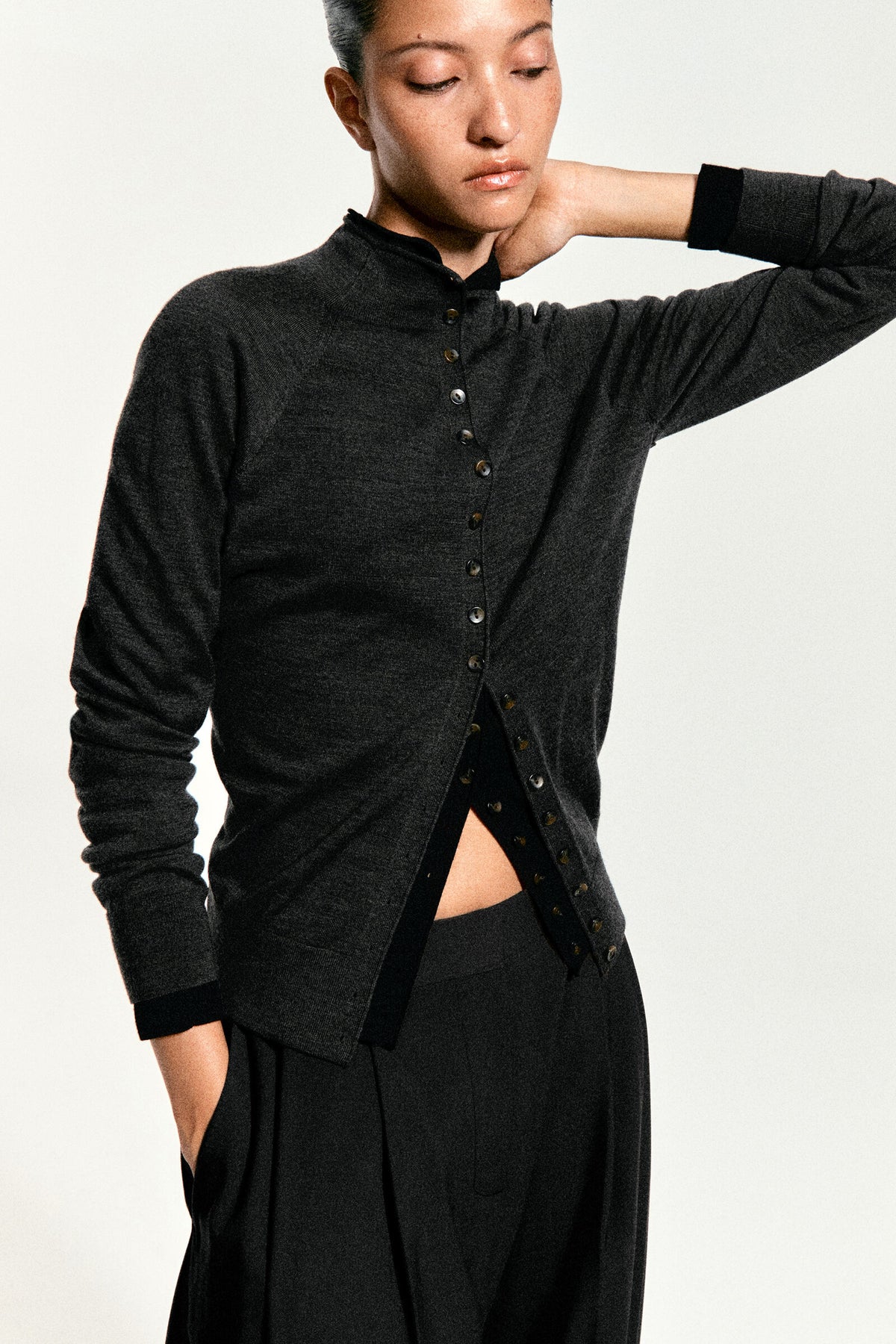 CÁRDIGAN DE CUELLO ALTO DE LANA MERINO - MARRÓN MEZCLADO | Lookbook