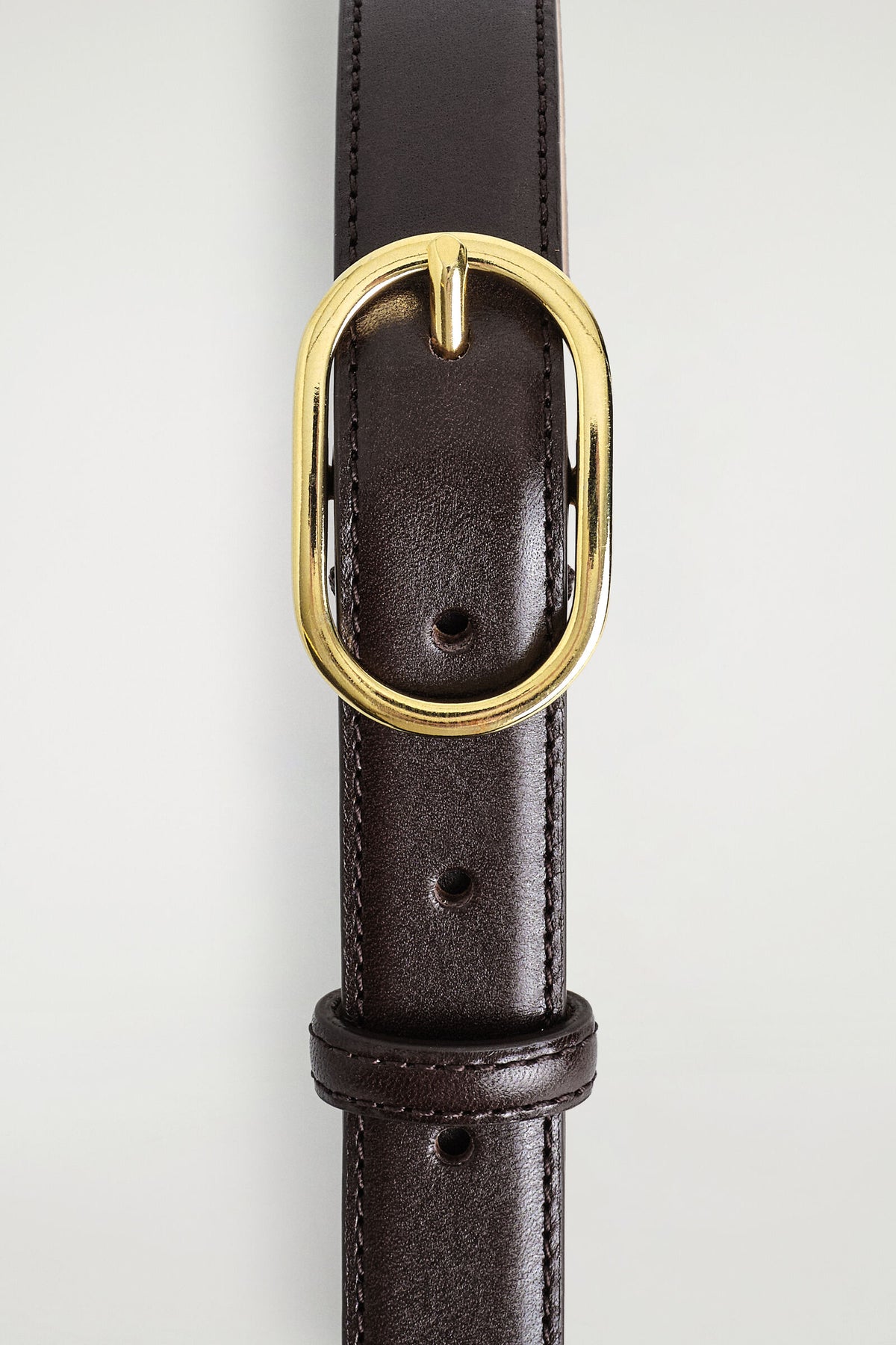 CINTURÓN DE CUERO CON HEBILLA OVALADA - MARRÓN / DORADO | DescriptiveDetail