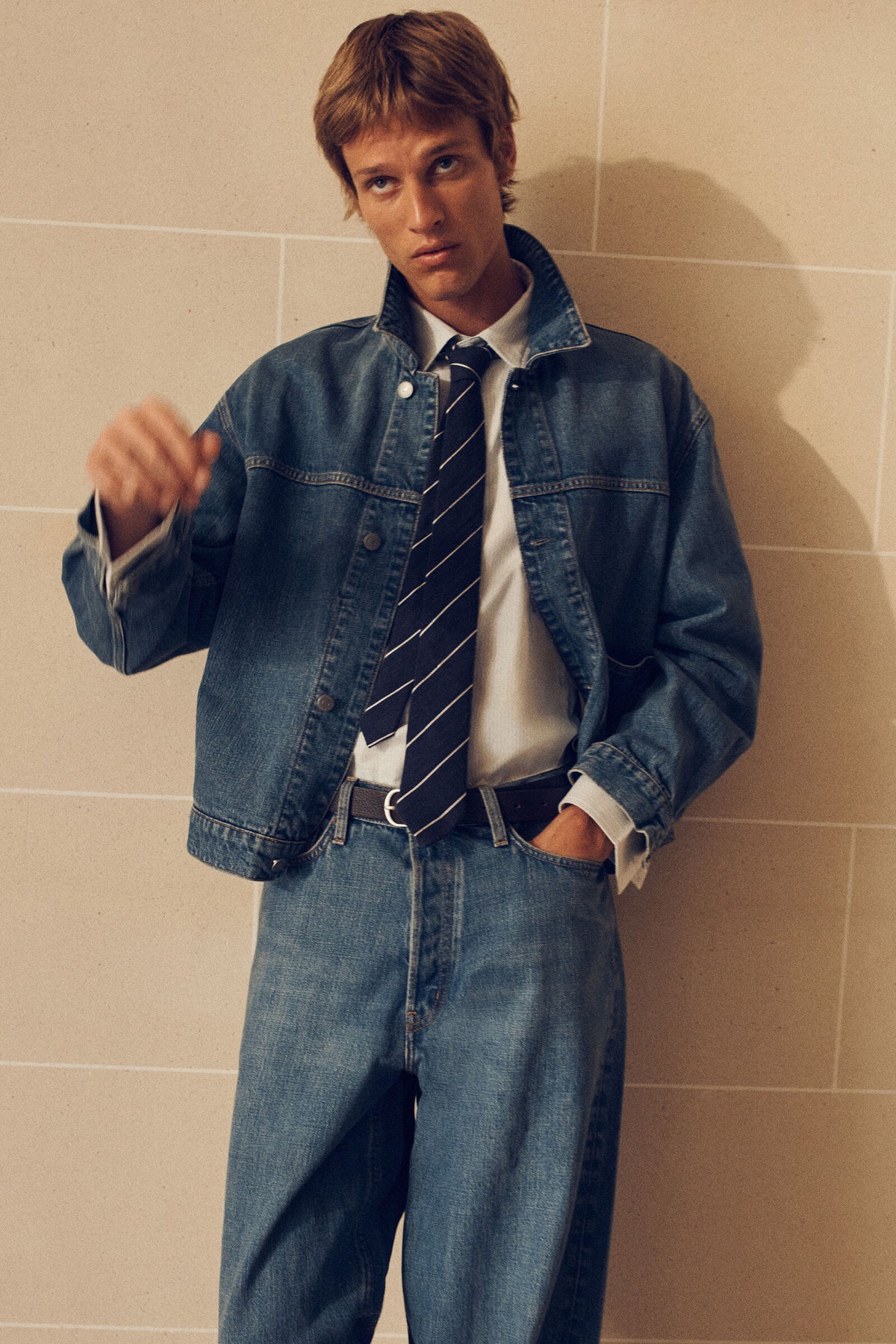 CORBATA DE SEDA A RAYAS - AZUL MARINO / RAYADO | Lookbook