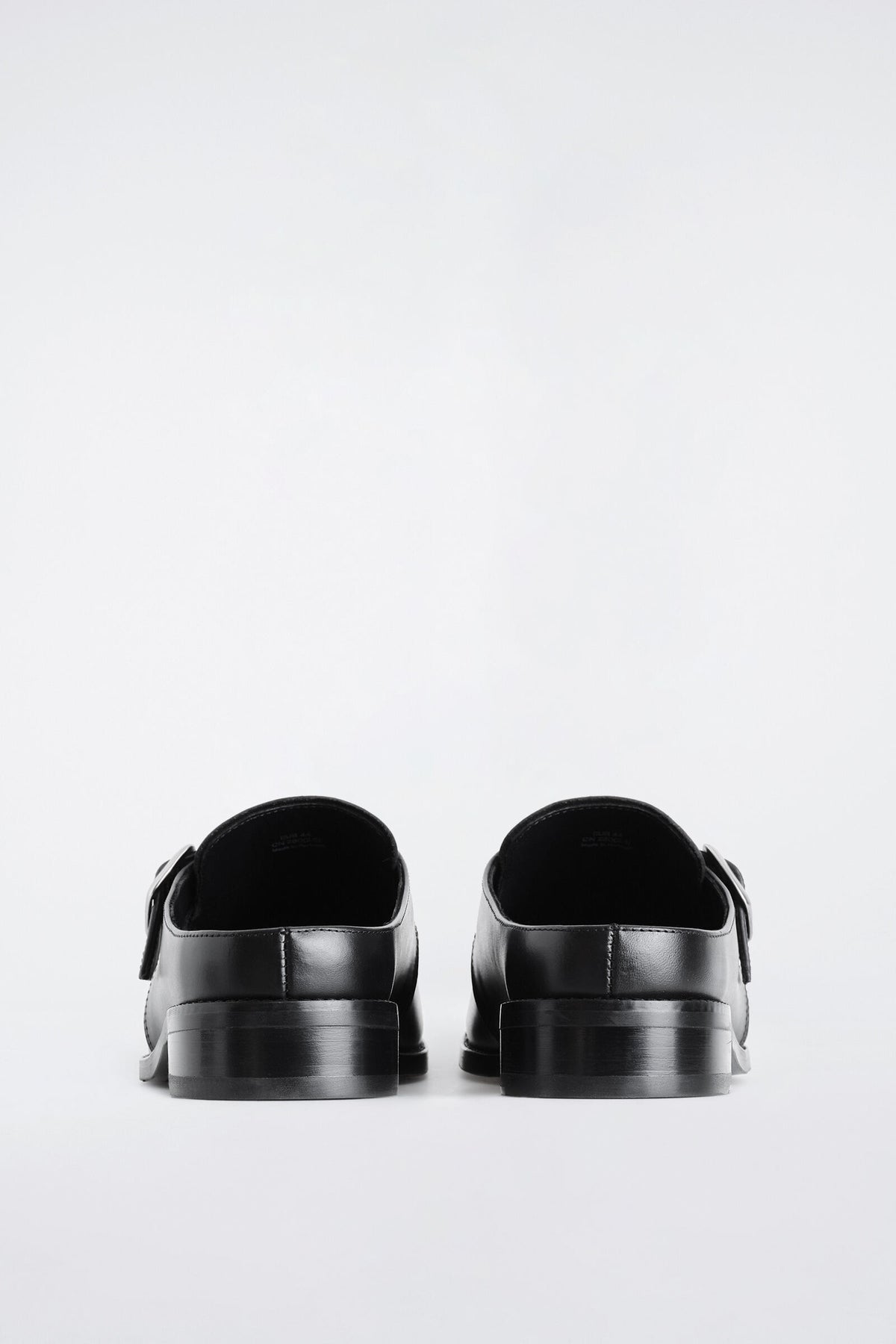 MULES DE CUERO CON HEBILLA - NEGRO | DescriptiveDetail