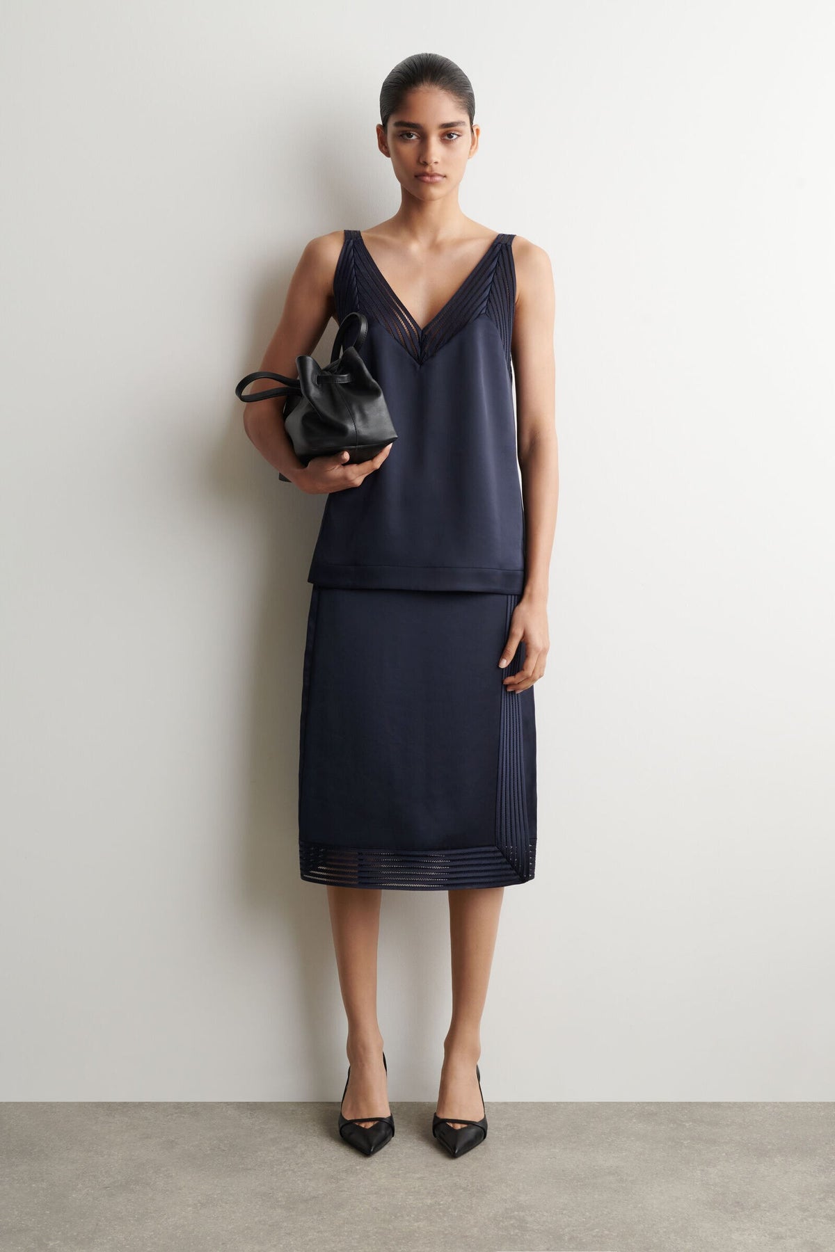 TOP DE SATÍN CON PUNTADAS ABIERTAS - MARINO - StillMedia/Lookbook