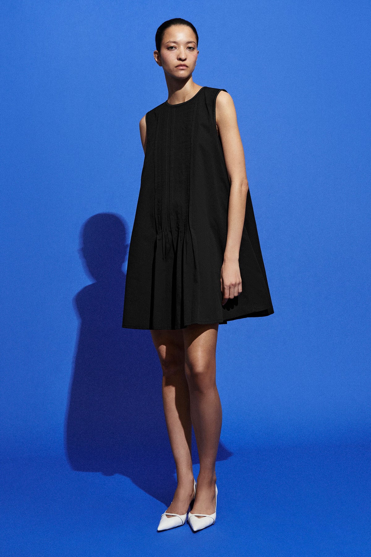 VESTIDO MINI CON PLISADOS Y CAPAS - MARINO