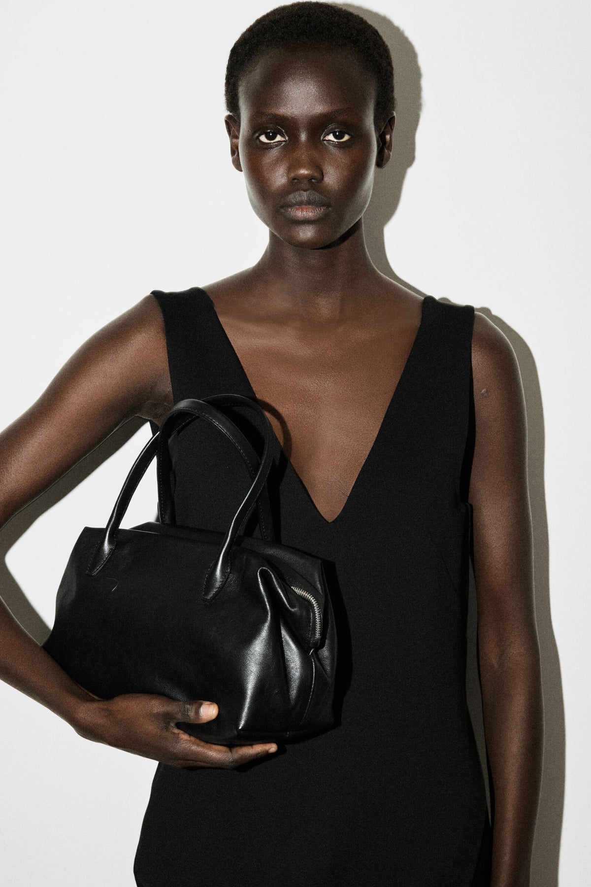 VESTIDO MIDI ENVUELTO CON ESCOTE EN V - NEGRO - StillMedia/Lookbook