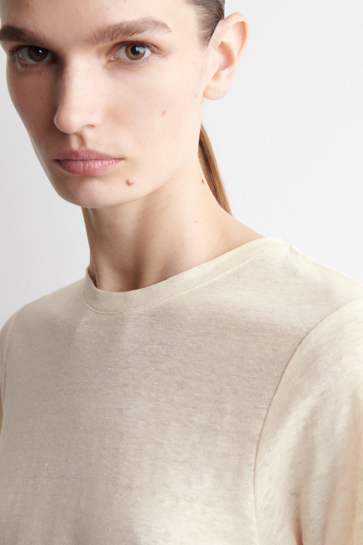 CAMISETA DE LINO CON CUELLO REDONDO - HUESO - StillMedia/Lookbook