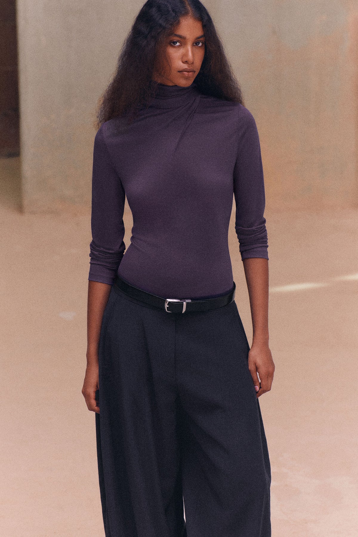 BLUSA FLUIDA CON DETALLE DE PAÑUELO - PÚRPURA OSCURO | Lookbook