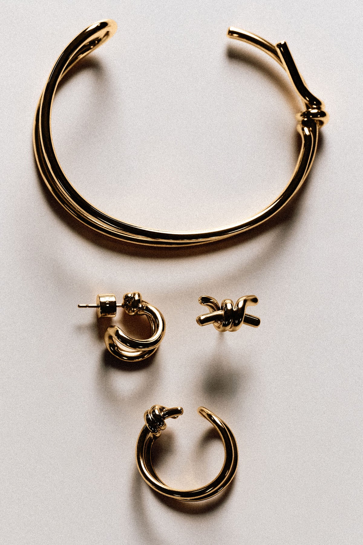 BRAZALETE ANUDADO - DORADO | Lookbook