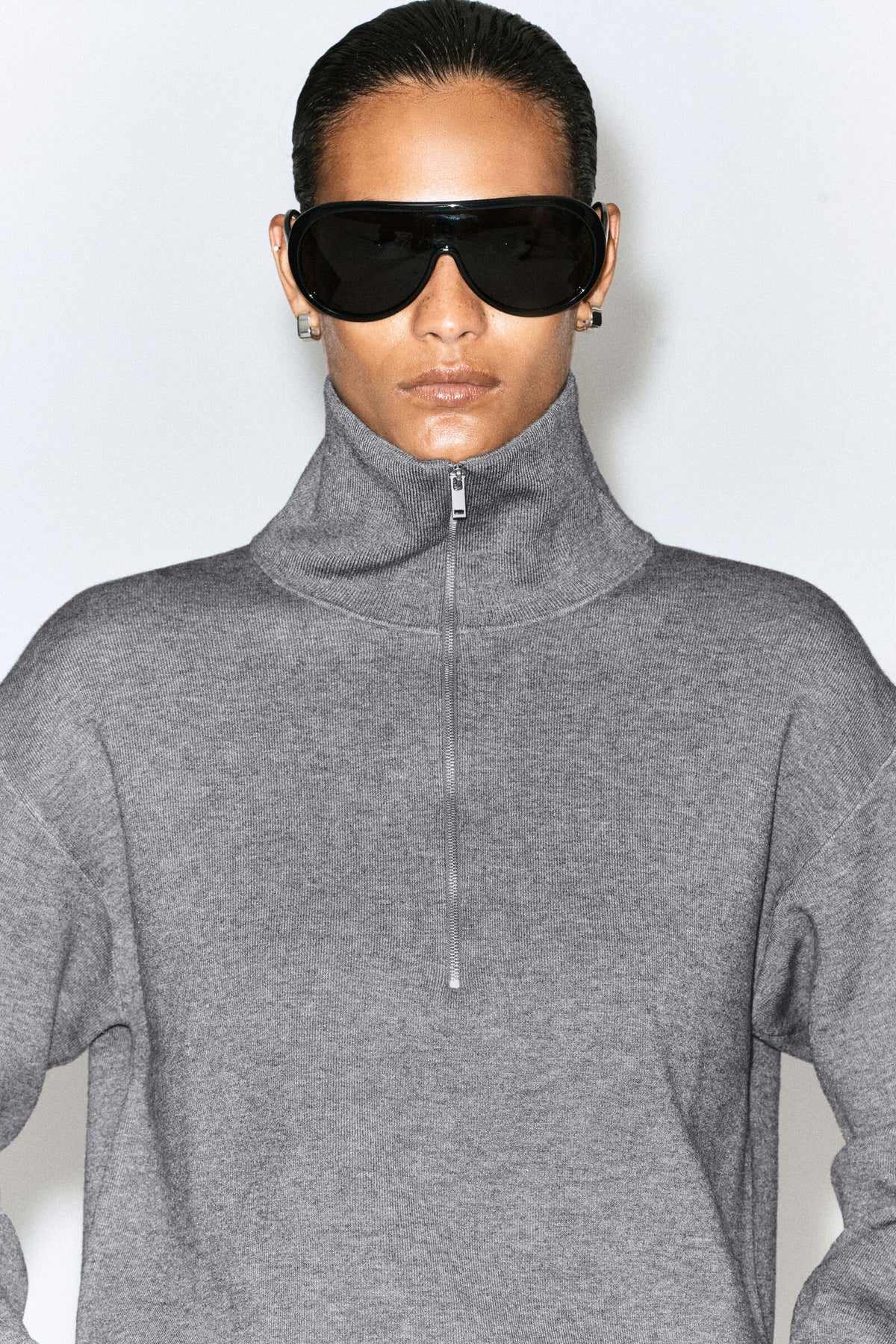 SWEATER DE PUNTO CON MEDIO CIERRE Y CUELLO DE EMBUDO - GRIS MEZCLA