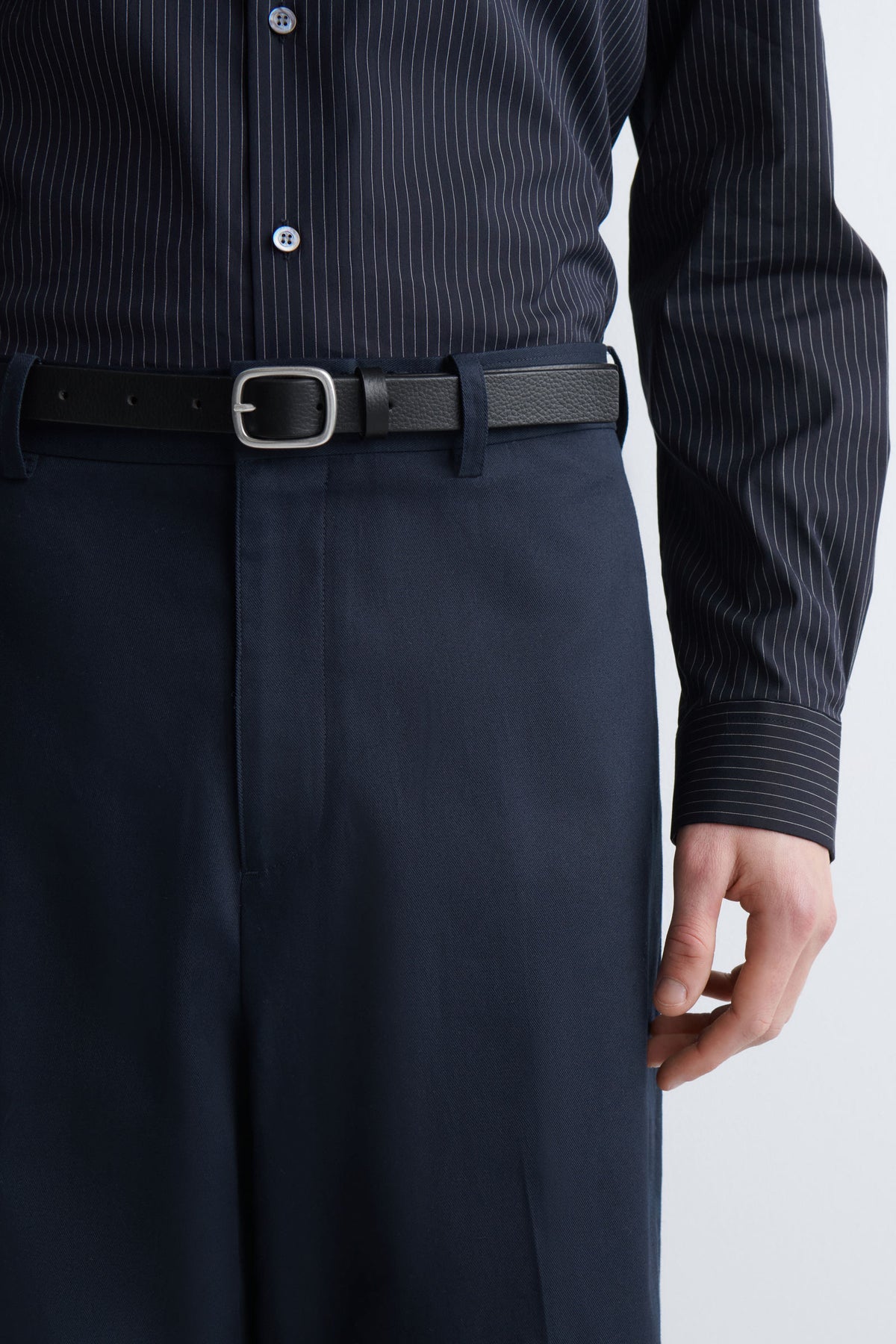 PANTALONES DE ALGODÓN Y LINO DE AJUSTE RELAJADO Y DE PIERNA RECTA - AZUL MARINO - StillMedia/Lookbook