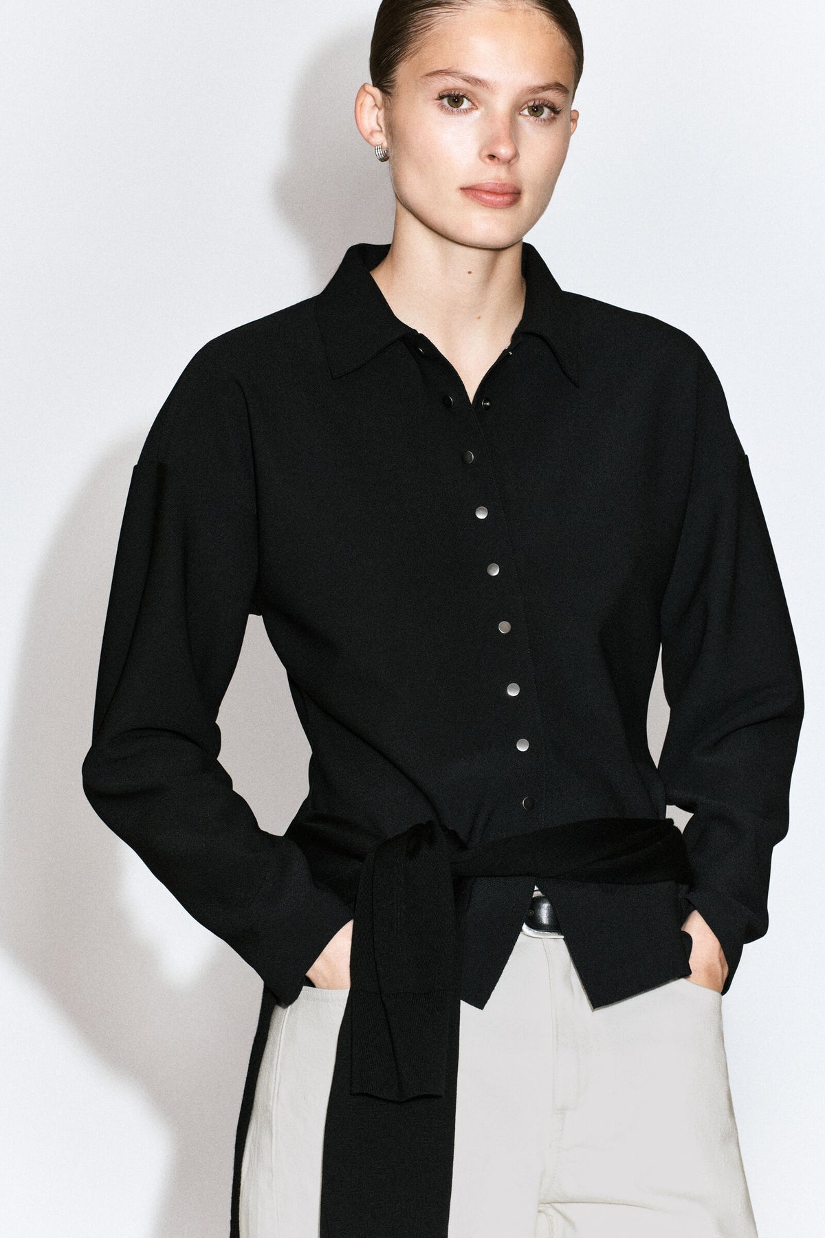 CAMISA DE CREPE-JERSEY CON CINTURA - NEGRO