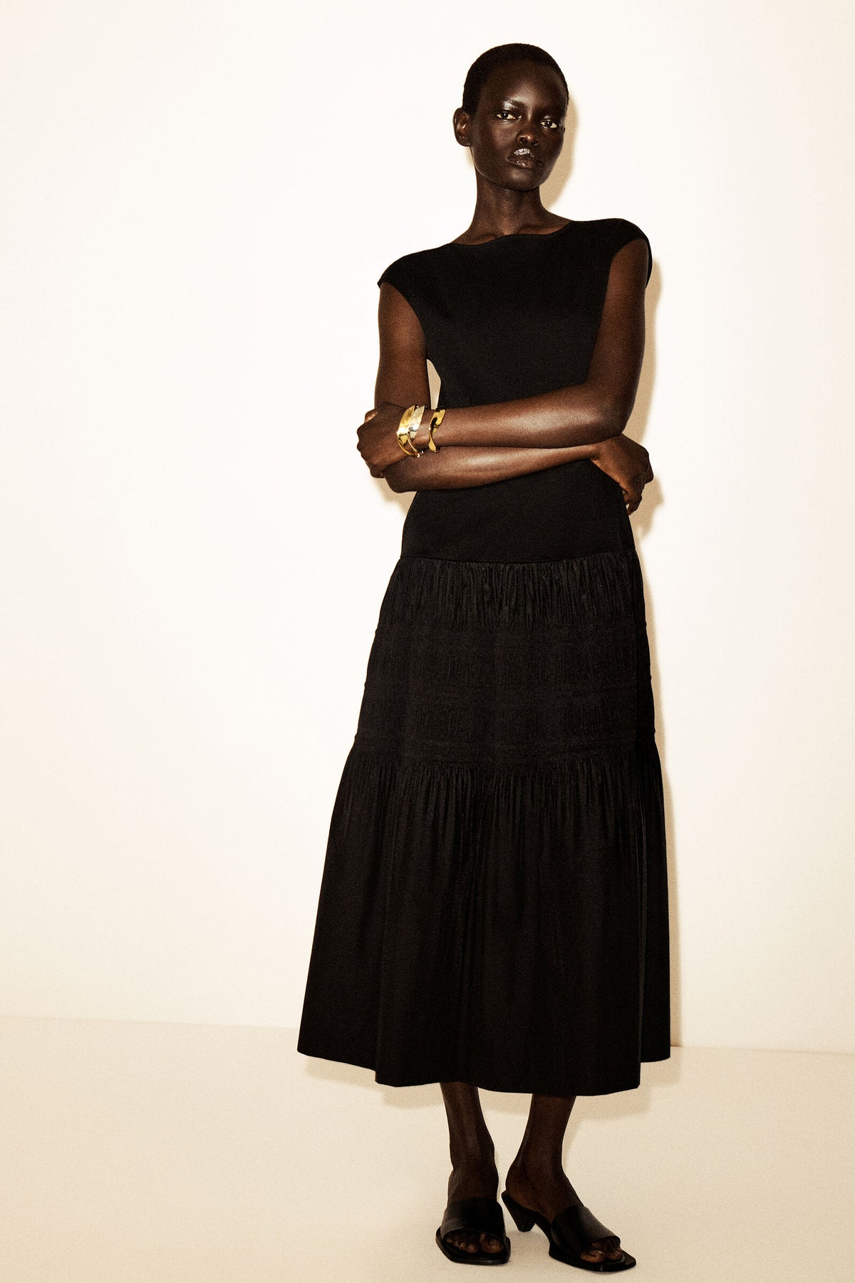 VESTIDO MIDI CON VOLUMEN Y CAPAS - NEGRO - StillMedia/Environmental