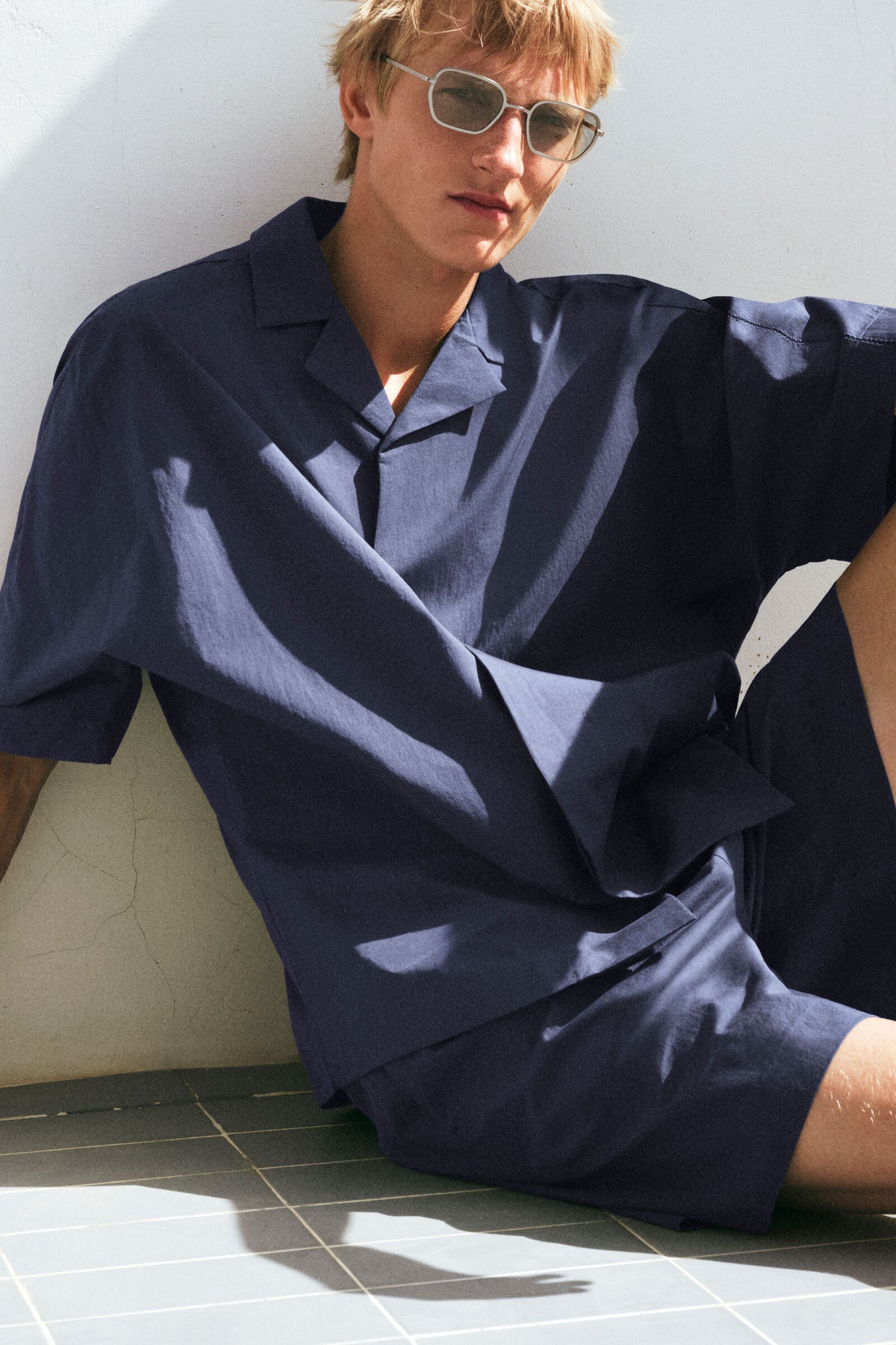 CAMISA DE ALGODÓN PIMA CON CUELLO CAMPER Y BORDADOS - AZUL MARINO
