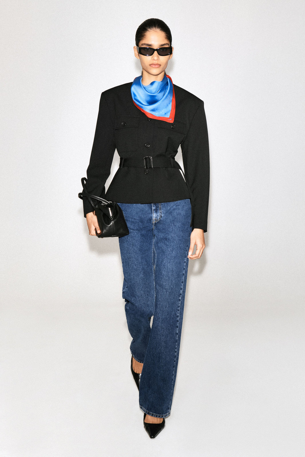 SACO PEPLUM CON CINTURÓN - NEGRO