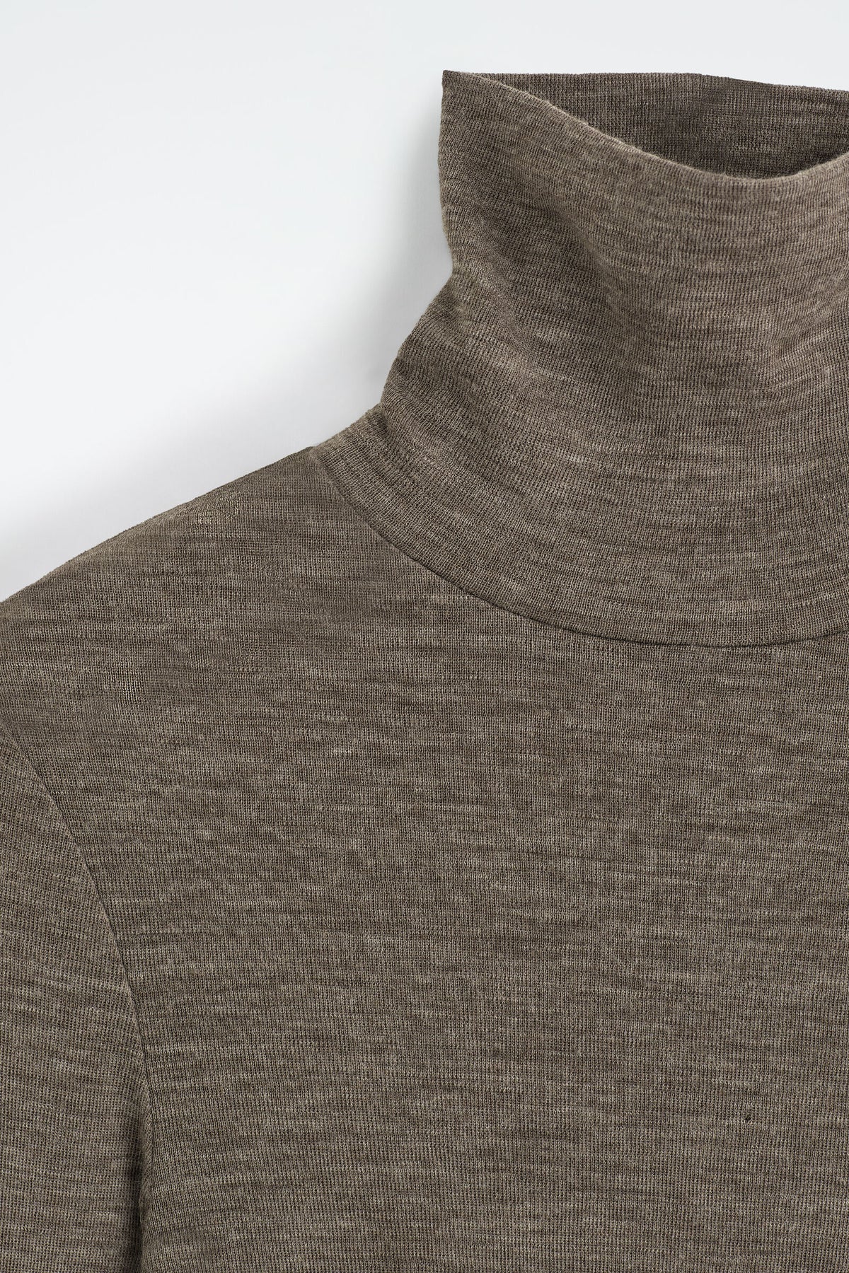 TOP DE CUELLO ALTO DE LANA MERINO - BEIGE OSCURO | DescriptiveDetail