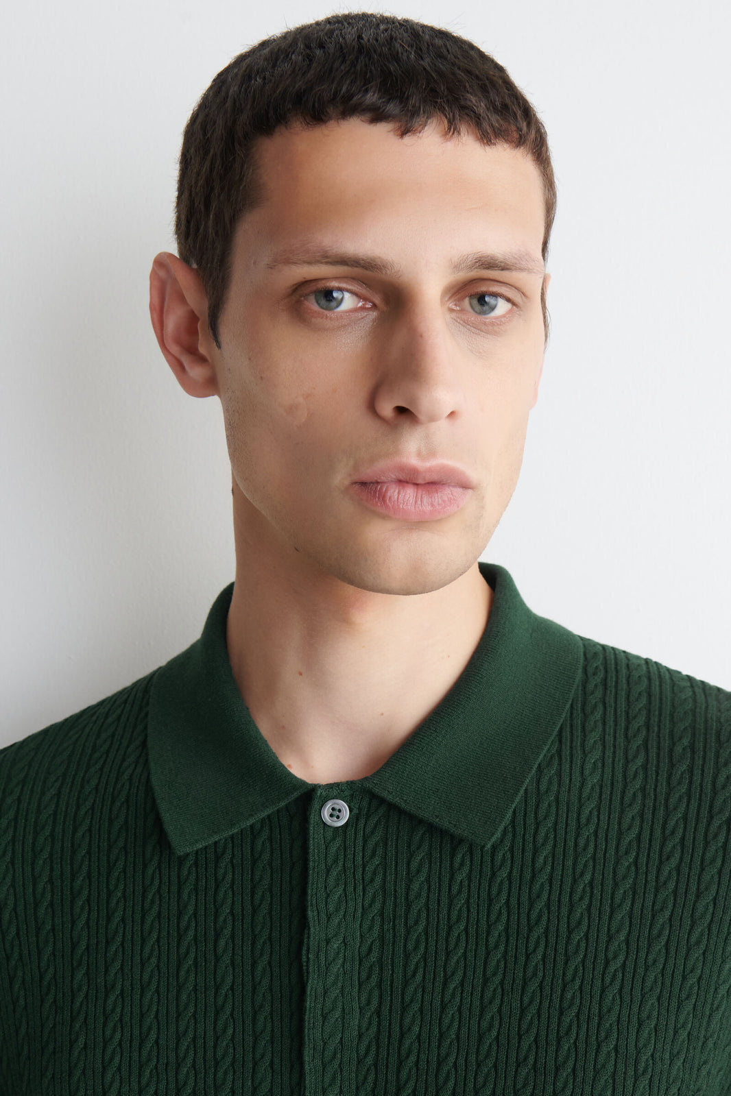POLO DE ALGODÓN Y LINO TEJIDO EN TRENZAS - VERDE OSCURO