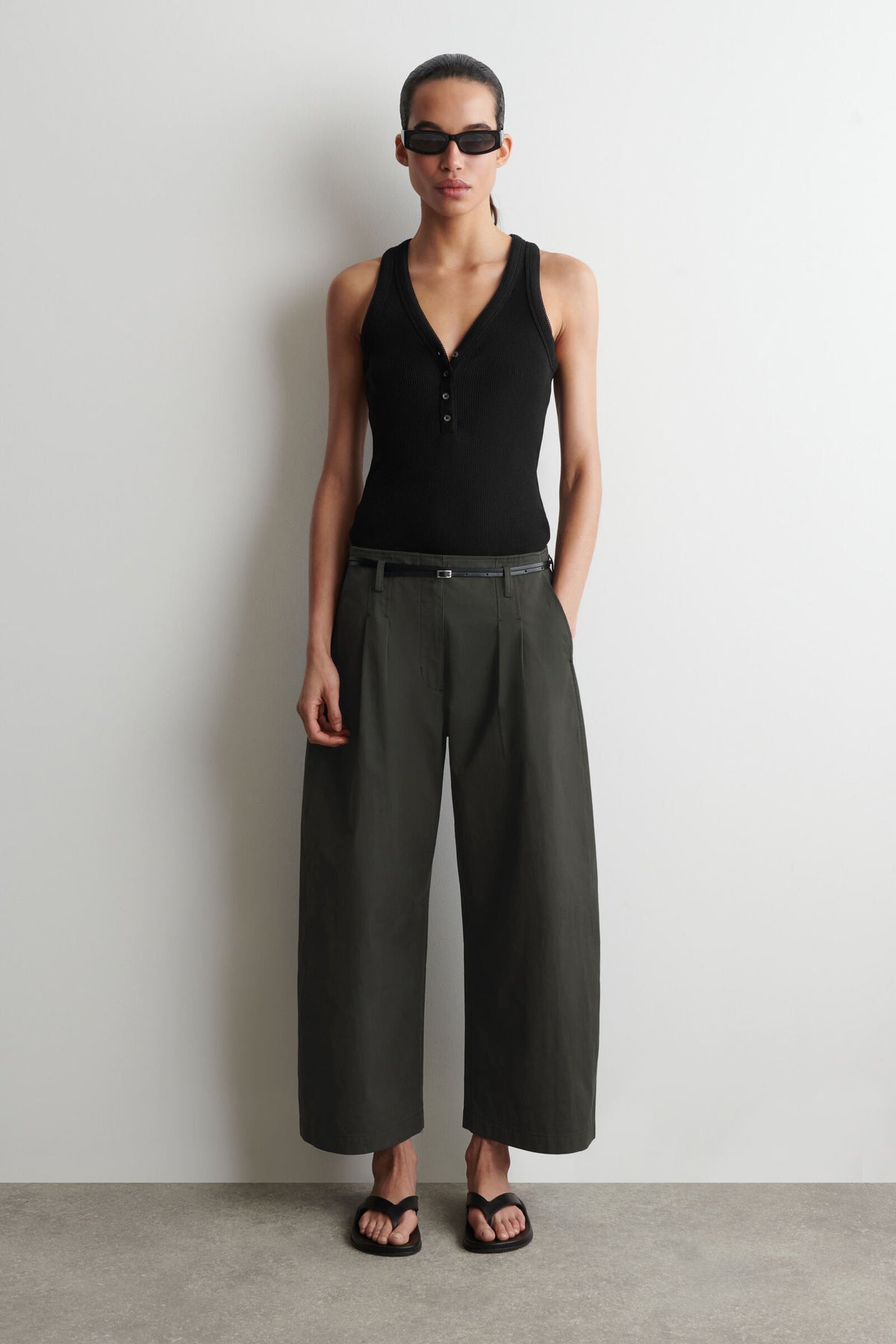 PANTALONES DE ALGODÓN PLISADOS CON PIERNA DE TAMBOR - VERDE OSCURO