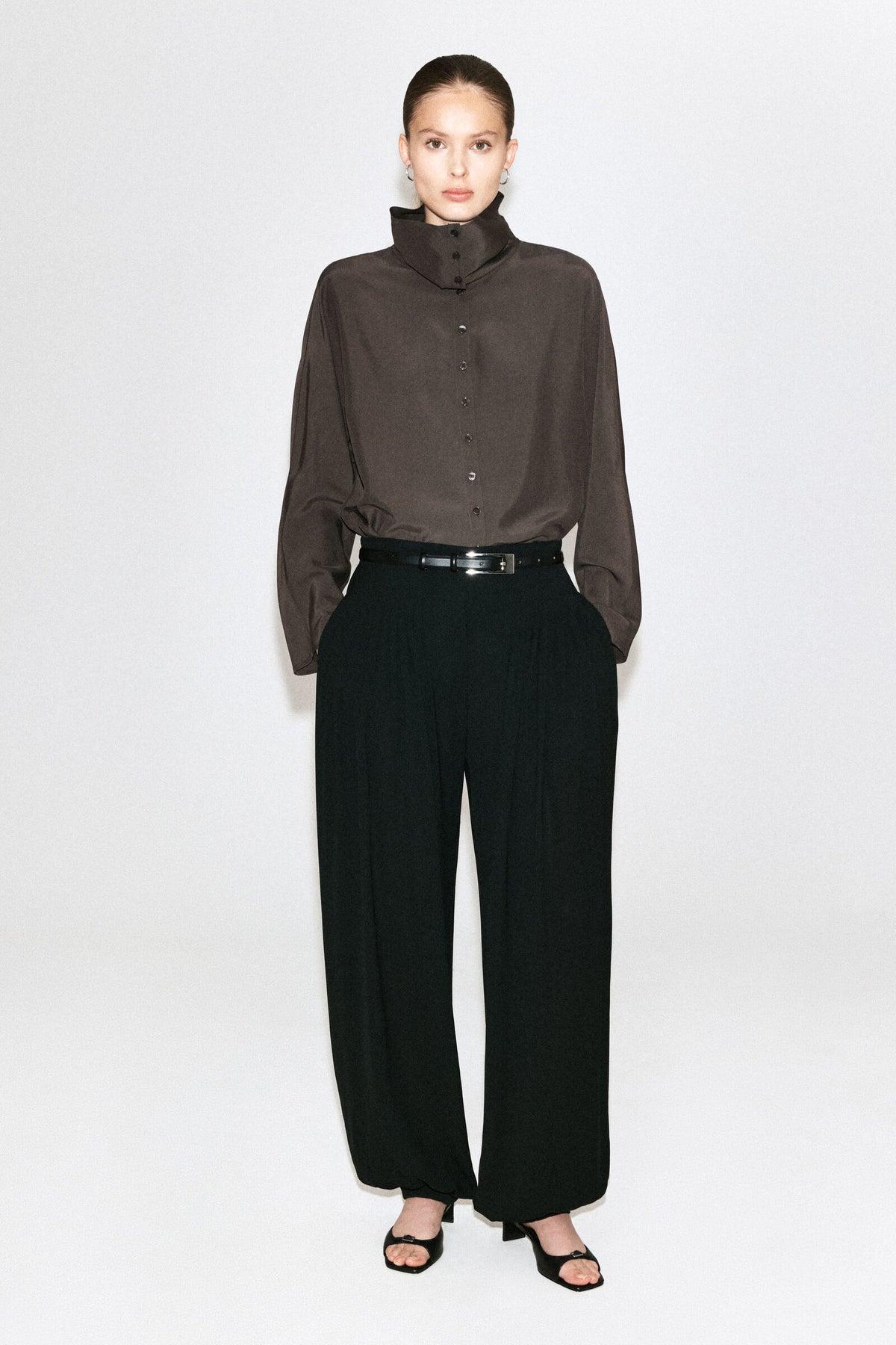 BLUSA FLUIDA DE CUELLO ALTO - GRIS