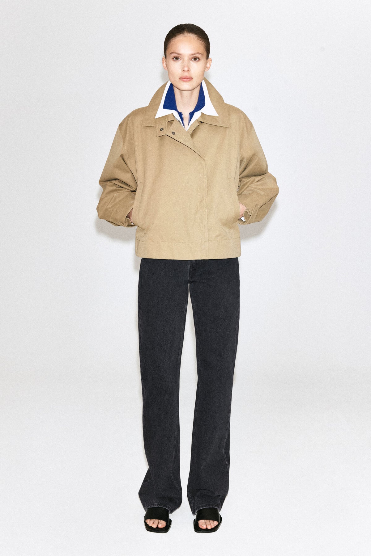 CHAQUETA TRENCH CORTA REDONDEADA - BEIGE