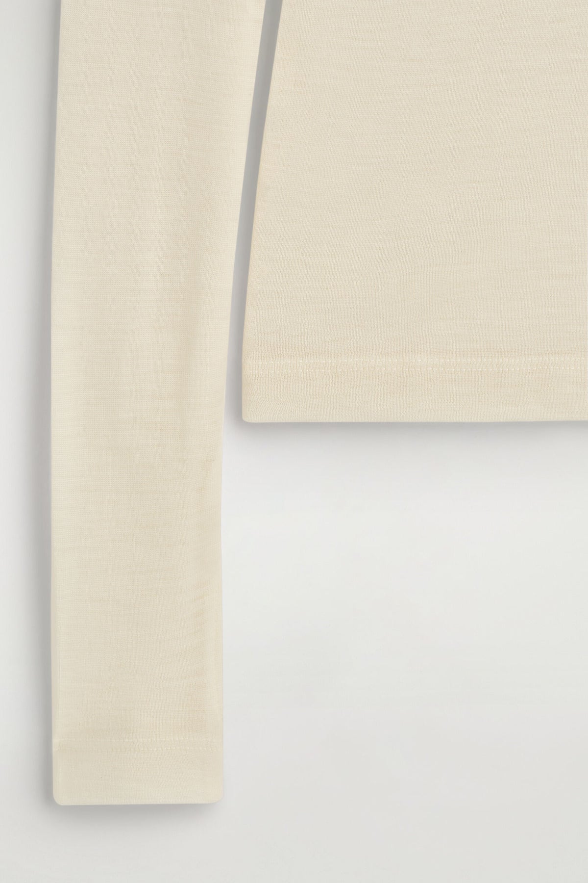 TOP DE CUELLO ALTO DE LANA MERINO - CREMA | DescriptiveDetail