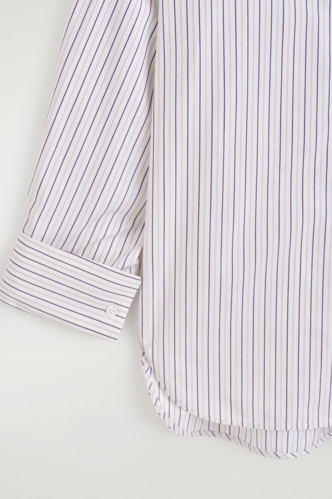 CAMISA DE MEZCLA DE ALGODÓN A RAYAS CON CUELLO RECORTADO - BLANCO / MORADO / BEIGE | DescriptiveDetail