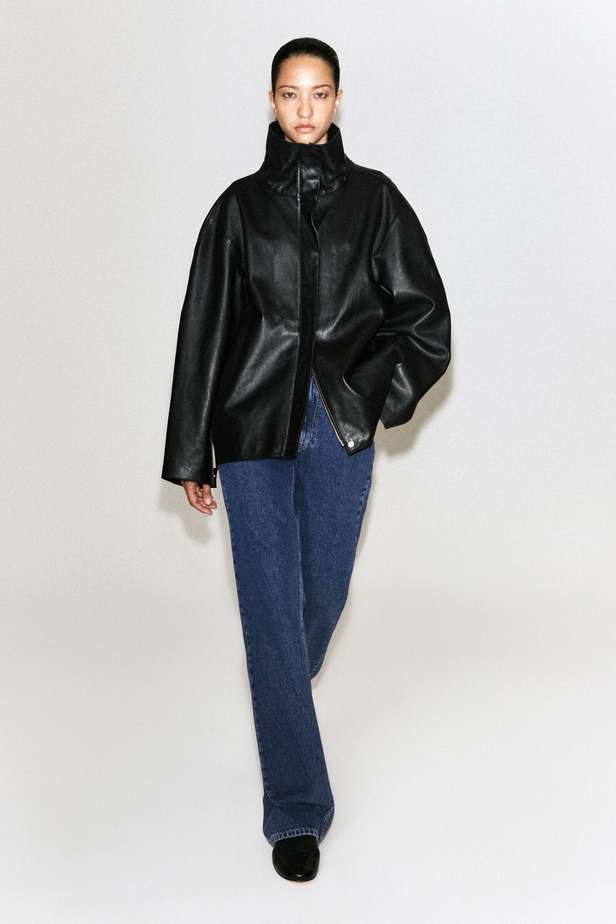 CHAQUETA DE CUERO CON CUELLO DE EMBUDO - NEGRO